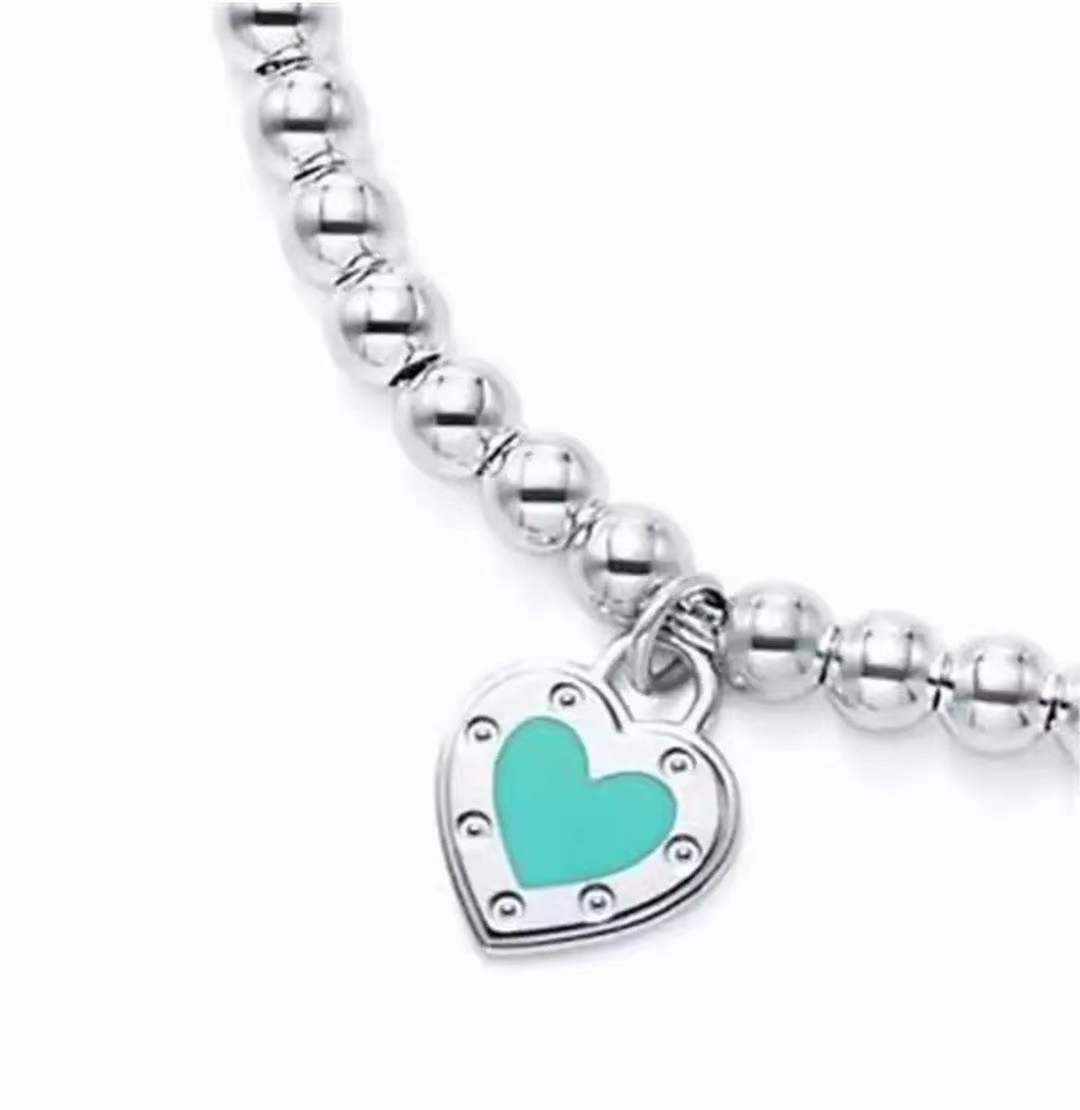 Tiffany & Co. 吊坠正面“蓝心爱心 不过时流行的蒂芙尼主题、永远是众人瞩目的焦点。送女友，闺蜜 单品 爱心