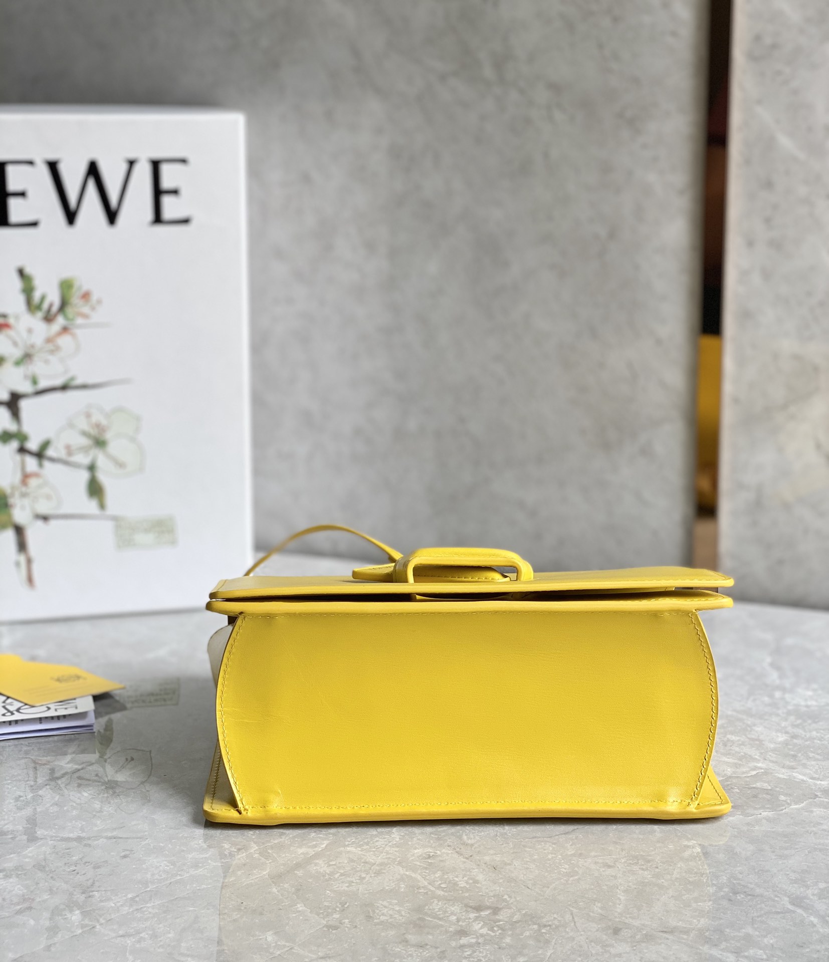 LOEWE罗意威 Barcelona 巴塞罗三角包 0662黄