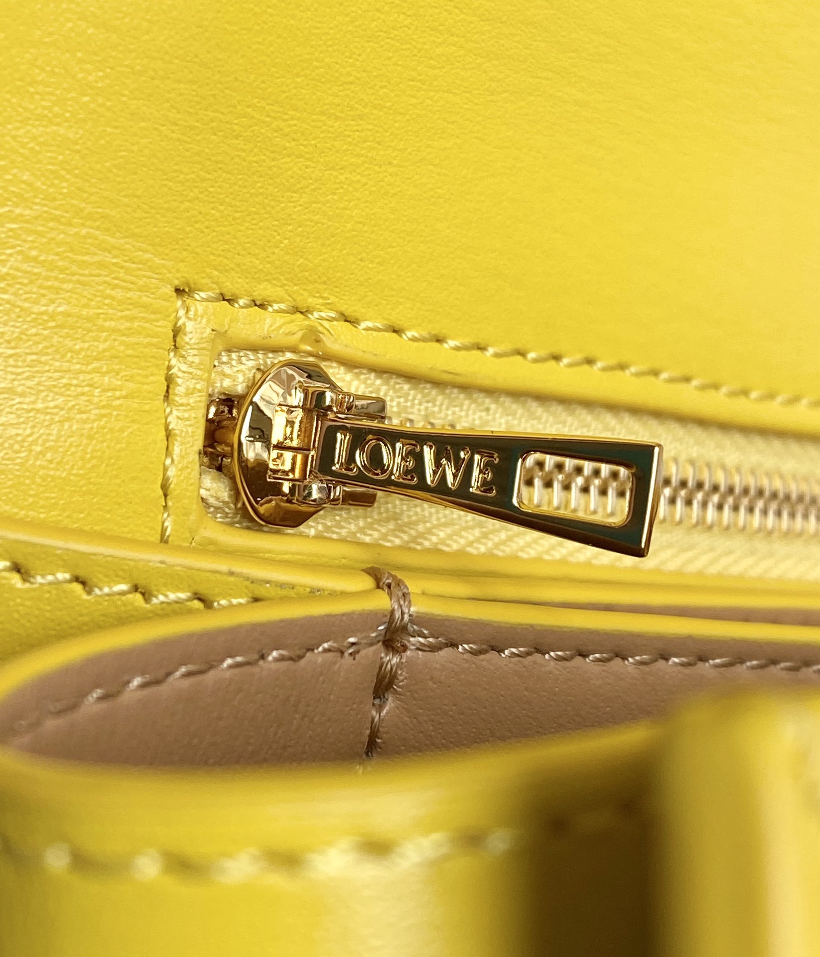 LOEWE罗意威 Barcelona 巴塞罗三角包 0662黄