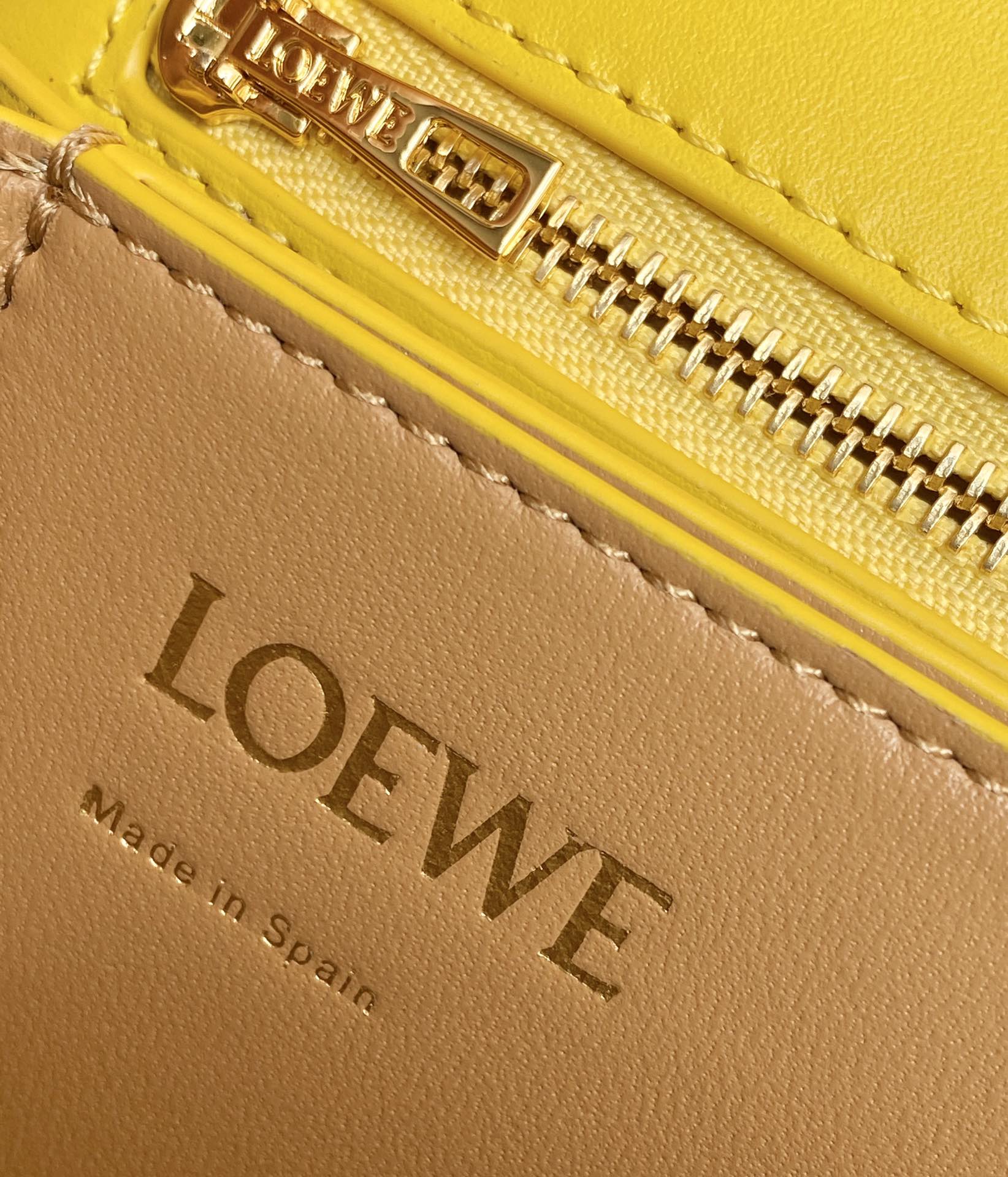 LOEWE罗意威 Barcelona 巴塞罗三角包 0662黄