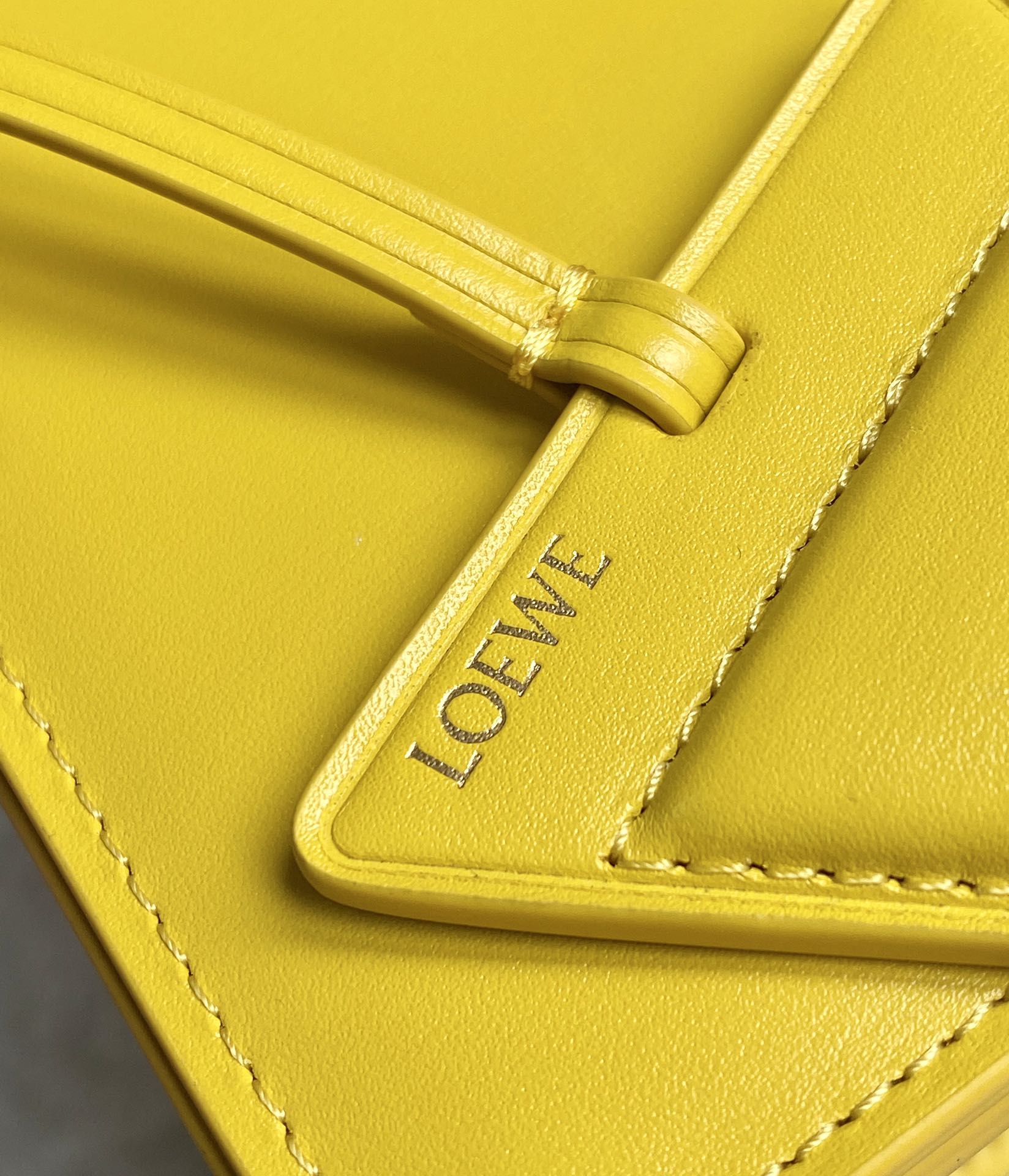 LOEWE罗意威 Barcelona 巴塞罗三角包 0662黄