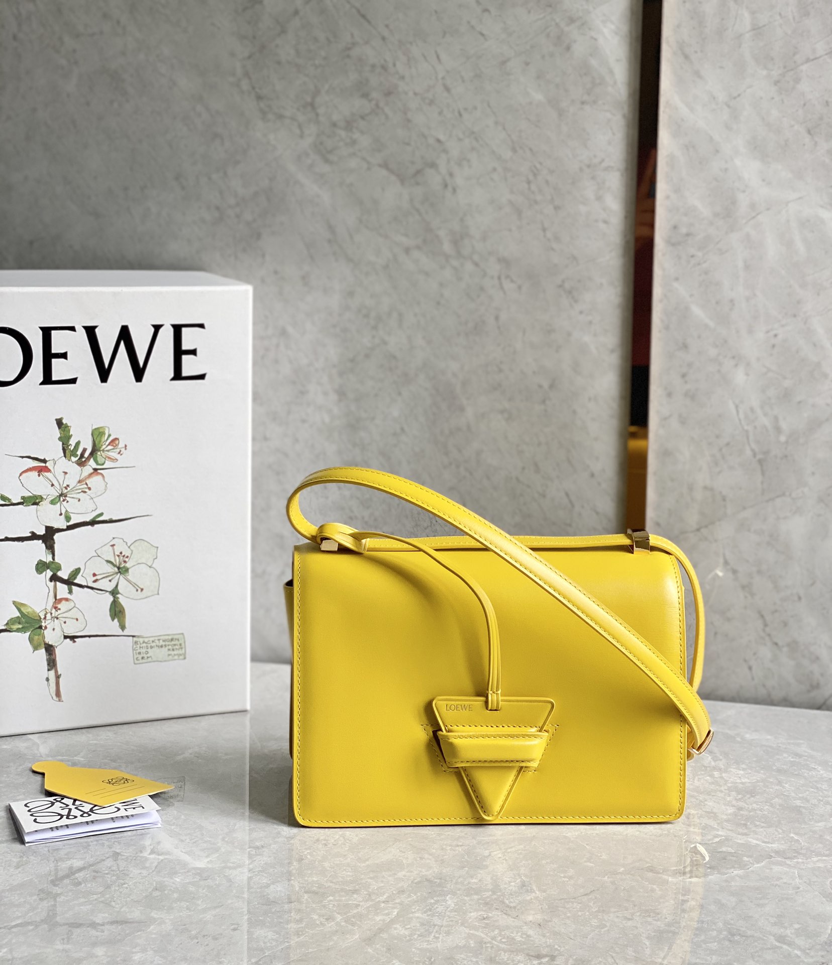 LOEWE罗意威 Barcelona 巴塞罗三角包 0662黄