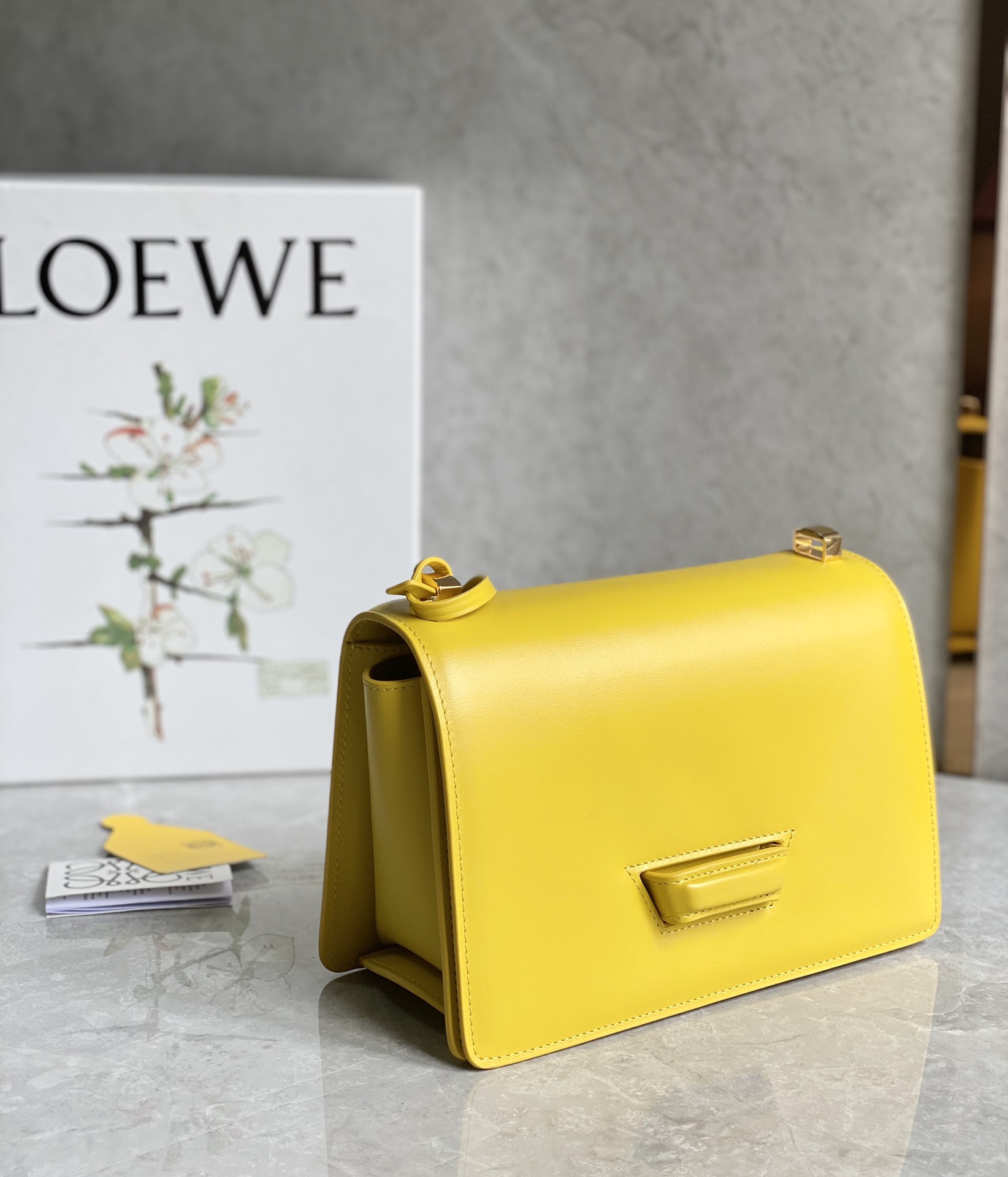 LOEWE罗意威 Barcelona 巴塞罗三角包 0662黄