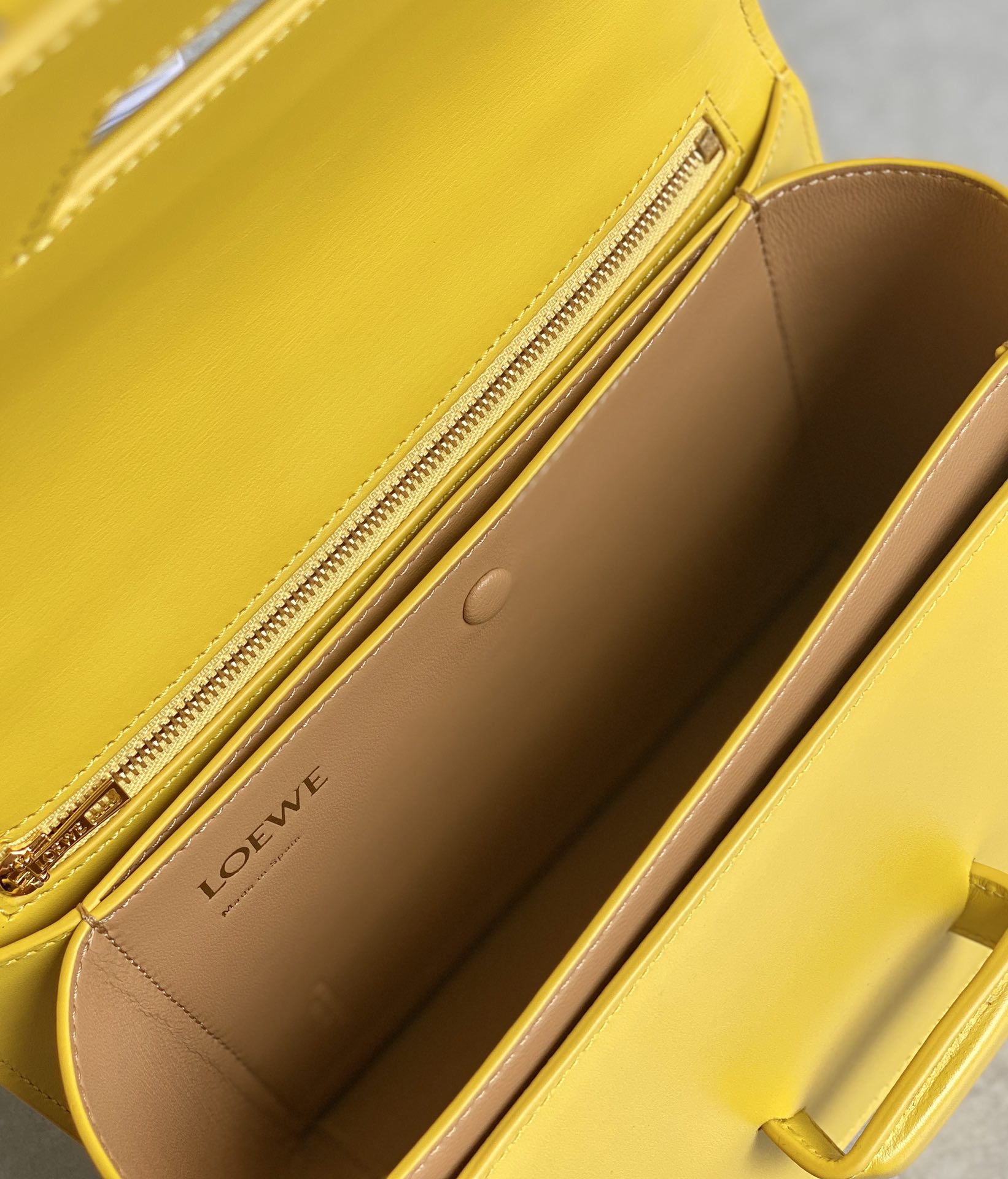 LOEWE罗意威 Barcelona 巴塞罗三角包 0662黄