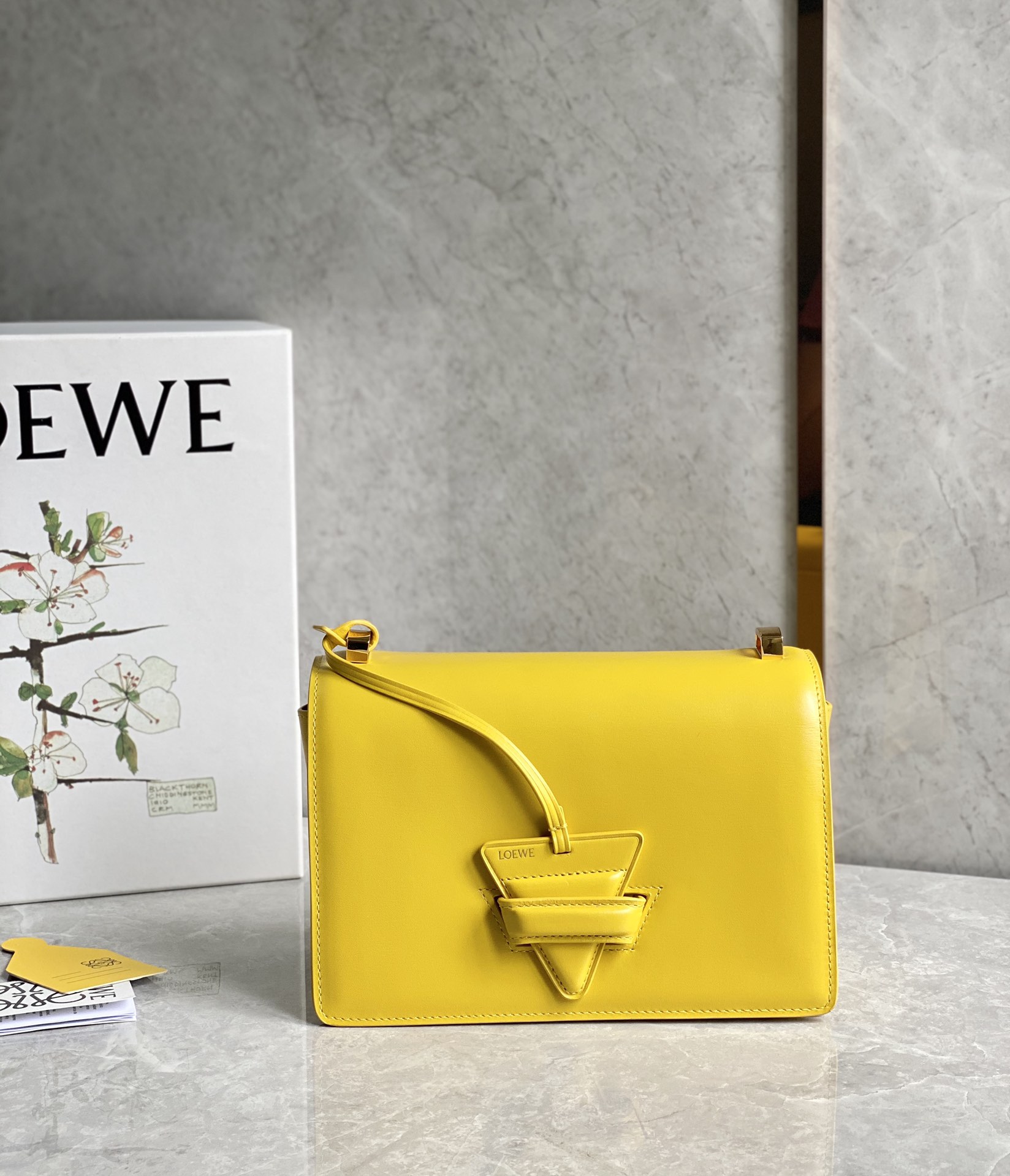 LOEWE罗意威 Barcelona 巴塞罗三角包 0662黄