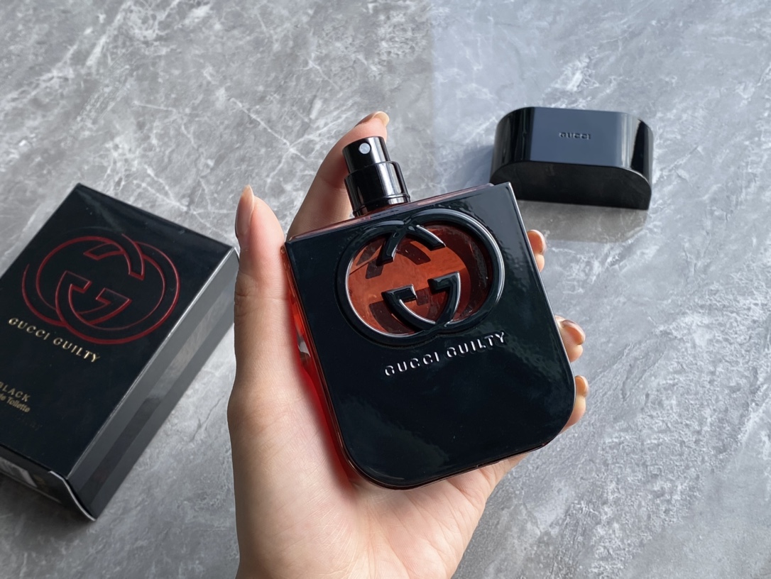 95💰专柜品质
Gucci罪爱惹火一支甜欲小众香
Gucci Guilty Black罪爱惹火暗流女士淡香水东方花香调
前调:粉红胡椒红浆果
中调:树莓桃子紫罗兰紫丁香红醋栗
尾调:广藿香琥珀焦糖
瓶身设计和她的味道一样,神秘而热辣。怡到好处的甜让这款香水有种妖艳贱货却不招人讨厌的感觉,非常适合25岁以上的轻熟女,留香时间也蛮久的。比起烂大街金色瓶罪爱,这款红黑瓶罪爱撞香概率不大,推荐!