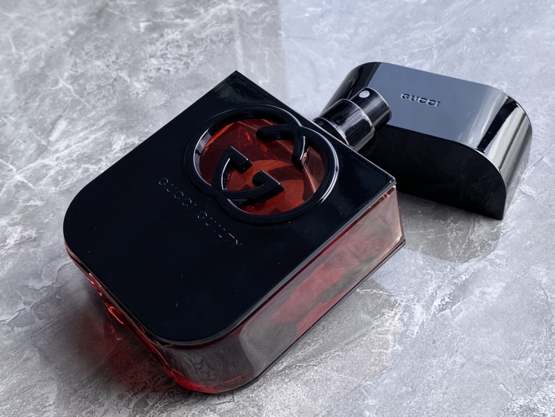 95💰专柜品质
Gucci罪爱惹火一支甜欲小众香
Gucci Guilty Black罪爱惹火暗流女士淡香水东方花香调
前调:粉红胡椒红浆果
中调:树莓桃子紫罗兰紫丁香红醋栗
尾调:广藿香琥珀焦糖
瓶身设计和她的味道一样,神秘而热辣。怡到好处的甜让这款香水有种妖艳贱货却不招人讨厌的感觉,非常适合25岁以上的轻熟女,留香时间也蛮久的。比起烂大街金色瓶罪爱,这款红黑瓶罪爱撞香概率不大,推荐!
