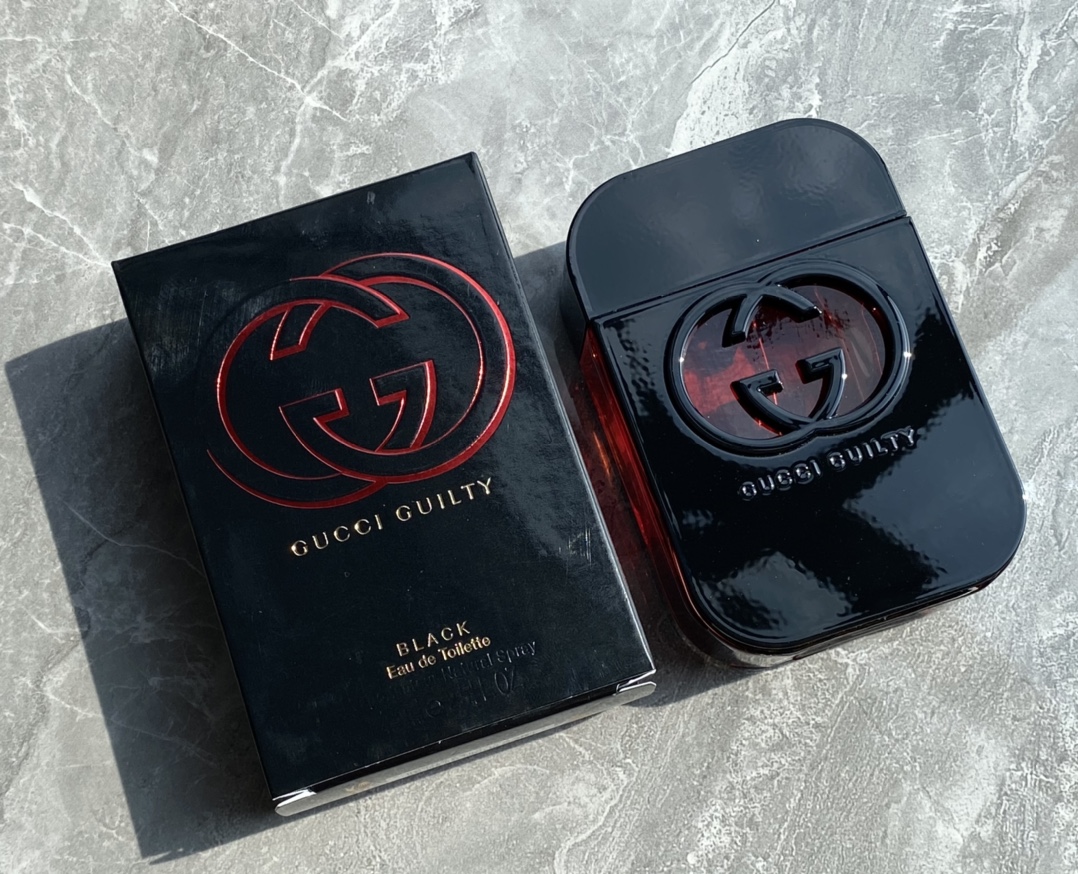 95💰专柜品质
Gucci罪爱惹火一支甜欲小众香
Gucci Guilty Black罪爱惹火暗流女士淡香水东方花香调
前调:粉红胡椒红浆果
中调:树莓桃子紫罗兰紫丁香红醋栗
尾调:广藿香琥珀焦糖
瓶身设计和她的味道一样,神秘而热辣。怡到好处的甜让这款香水有种妖艳贱货却不招人讨厌的感觉,非常适合25岁以上的轻熟女,留香时间也蛮久的。比起烂大街金色瓶罪爱,这款红黑瓶罪爱撞香概率不大,推荐!