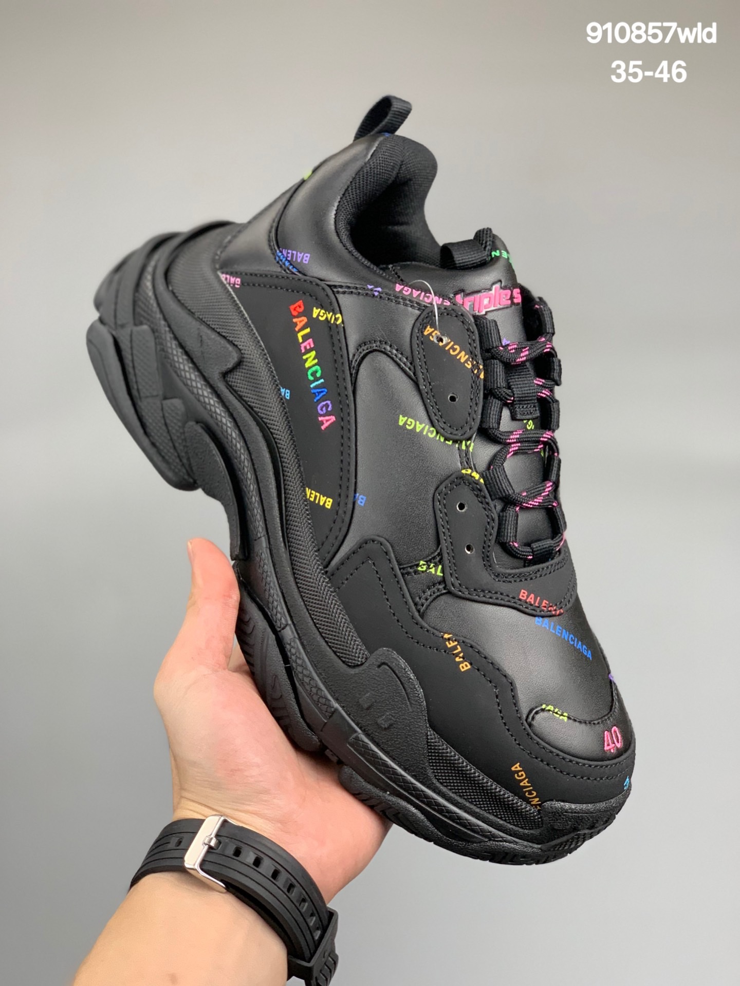 
Balenciaga Triple S 弹幕
巴黎世家 19官方发售版本
意产纯原版本 全码出货通知‼
正确字体电绣 粗细、位置、大小正确
侧边TPU 透气孔匹配意产原版
正确八层分离大底，TPU软底 原版一致
