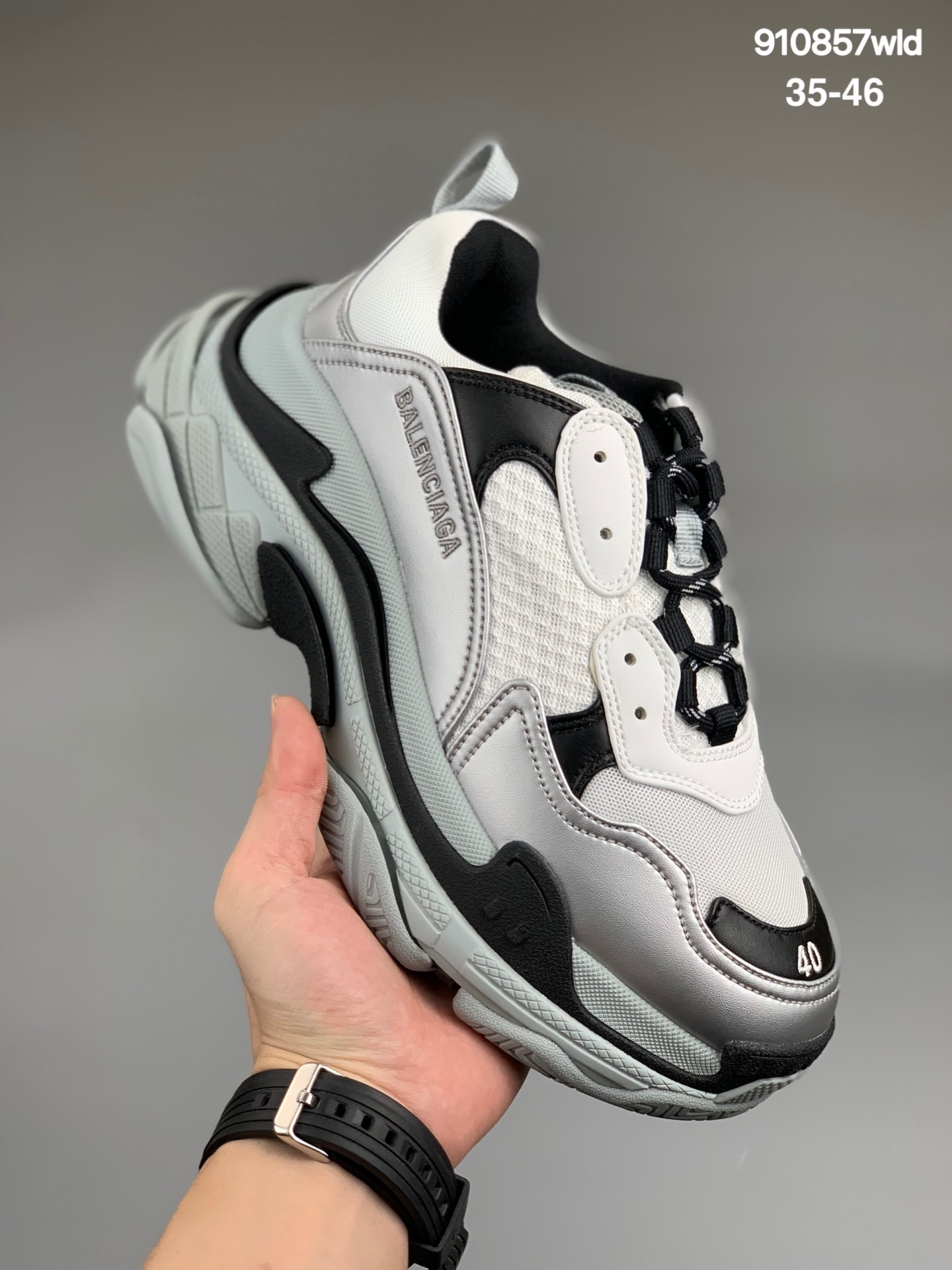 
Balenciaga Triple S 弹幕
巴黎世家 19官方发售版本
意产纯原版本 全码出货通知‼
正确字体电绣 粗细、位置、大小正确
侧边TPU 透气孔匹配意产原版
正确八层分离大底，TPU软底 原版一致
