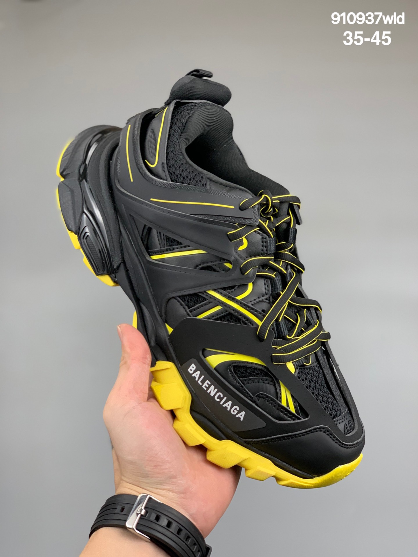 
Balenciaga Track 4.0 YY 巴黎世家四代潮流 3M反光跑鞋 W3NB25032增加全新设计 在延续 Track Trainer 户外轮廓和复杂鞋面结构的同时，新版本在后跟位置增加了透明带的部件与前一代相比，Track.2 有着更为复杂的外观，鞋面由176个部件组成Track.2防尘袋 USB充电线 鞋带 配件齐全 Size：35 36 37 38 39 40 41 42 43 44 45 
编码:910937wld