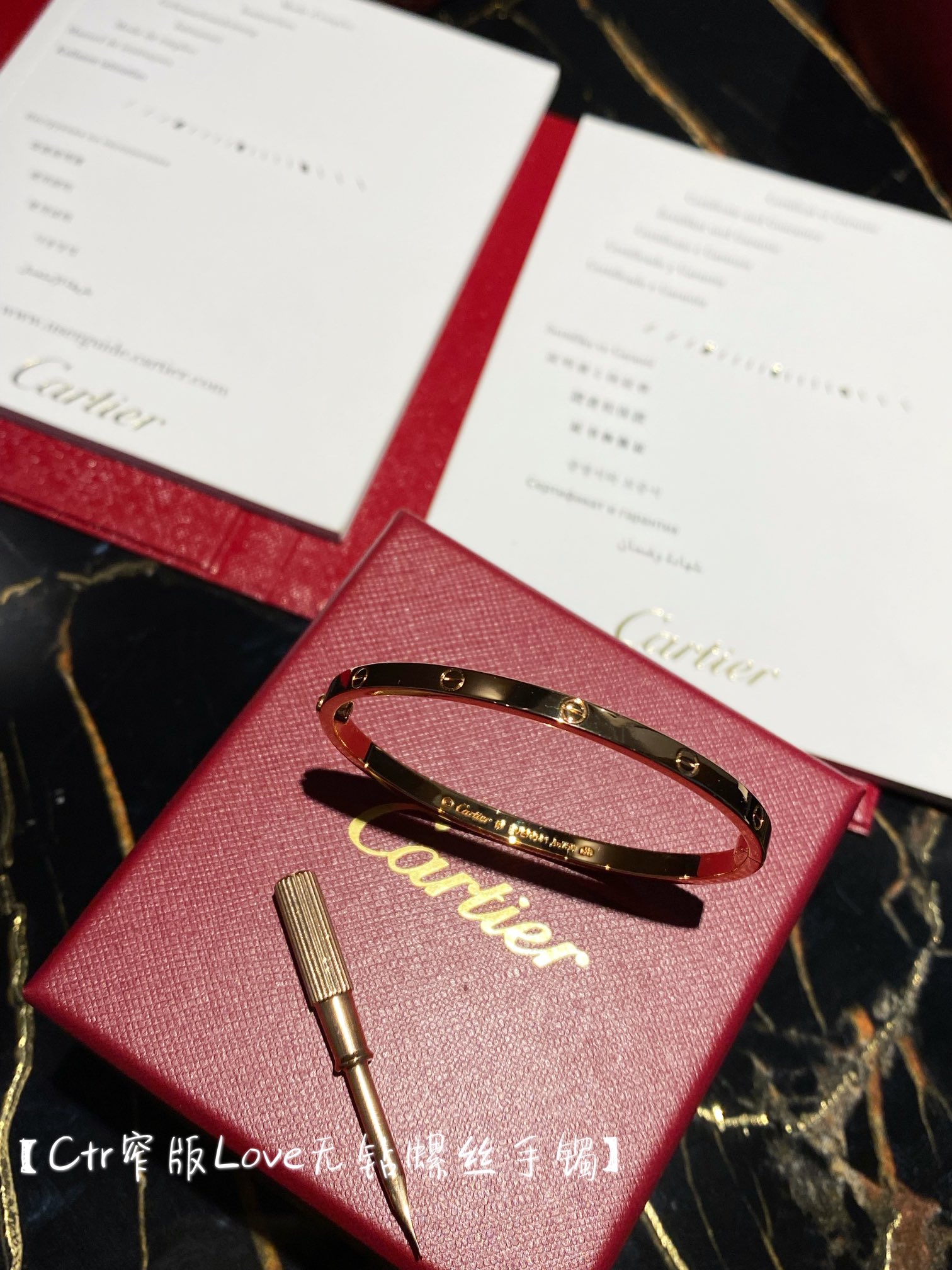 NO:942257,88330, white gold, rose gold [C@rtier love screw narrow version diamond-free bracelet] · · The entire bracelet is CNC five-axis finely carved, including the entire embryonic stone position, claws, and screws, all of which are finely carved · Our electroplating color is also the same as the original version, which I have compared with many brands that do not have this color. Our claws are neat and clear, which is something that cannot be achieved by other market products.  ·The inner ring engraving is different from the narrow version without diamonds, 10 diamonds, and baby's breath. The inner ring engraving of each style is independent. The design of big brands will never go out of style, but the texture of big brands can only be bought here. It is really different from other silver products. Remember to compare it when you buy it. Be sure to buy it, because it is really beautiful, bracelet, Cartier high-end jewelry1986090988330,白金,玫瑰金【C@rtier love螺丝窄版无钻手镯】 · ·整个手镯通体CNC五轴精雕,包括整个胚石位以及爪子,螺丝,全都是精雕出来 ·我们的电镀色泽也和原版一样,这个我对比过很多家都没有这种色泽.我们的爪子整齐清晰,都是其他市场货办不到的 ·内圈刻字和窄版无钻、10钻、满天星是不一样的.每个款式的内圈刻字都是独立的 大牌的设计永远不过时,但是做成大牌的质感只有在我这里可以买的到,真的和其他银货不一样,大家买回去记得对比一下哦 一定要盘它,因为真的炒鸡美,,bracelet,卡迪亚高端饰品,Jewelry