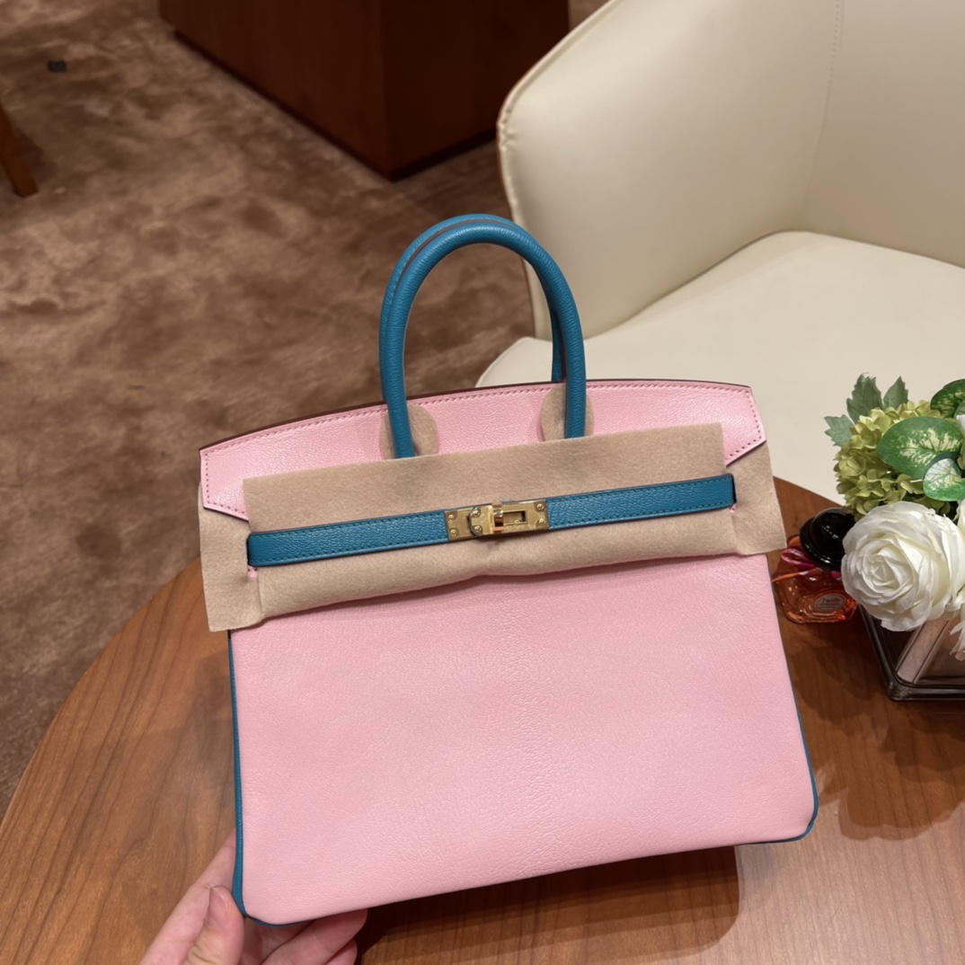 NO:698073,What is SO special customization?  Special customization, also known as SO (secial order), is held twice a year around April and October. The most distinctive feature of special customization is the horseshoe engraving, shipped 25 birkin chevre mysore goatskin, 3Q pink 7F peacock blue gold buckle, Hermes, hermes, sheepskin, Hermes,19860909什么是 SO 特殊定制？ 特殊定制也就是大家常说的 SO ( secial order ),每年会在4月和10月的前后举行两次特殊定制.特殊定制最鲜明的特点就是马蹄刻印, 出货 25 birkin chevre mysore 山羊皮、 3Q粉 拼7F孔雀蓝 金扣,爱马仕,hermes,sheepskin,Hermes,,Bag