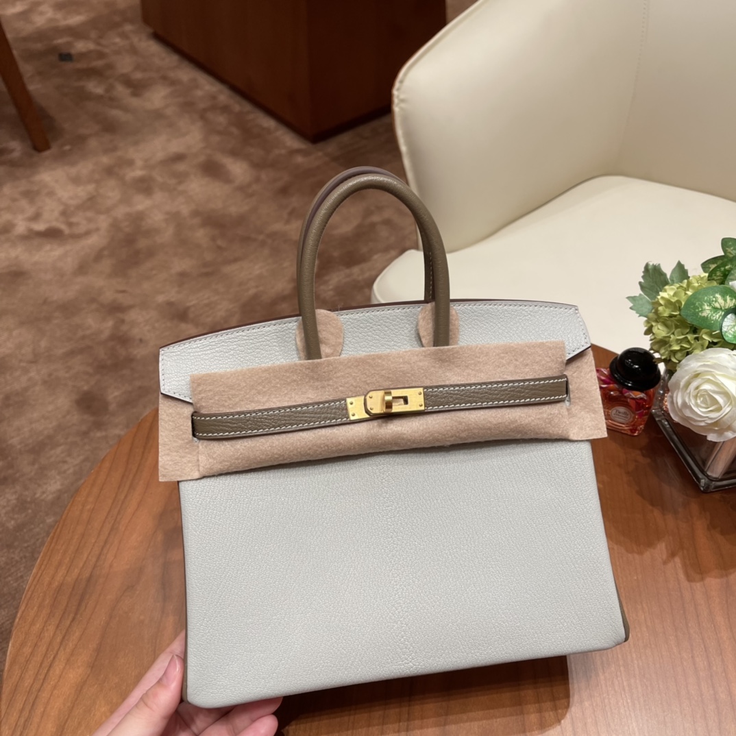 NO:698075,What is SO special customization?  Special customization is also commonly known as SO (secial order). Special customization is held twice a year around April and October. The most distinctive feature of special customization is the horseshoe engraving. Shipping is 25 birkin chevre mysore goatskin, 80 pearl gray and 18 elephant gray brushed gold buckle, Hermes, hermes, sheepskin, Hermes,19860909什么是 SO 特殊定制？ 特殊定制也就是大家常说的 SO ( secial order ),每年会在4月和10月的前后举行两次特殊定制.特殊定制最鲜明的特点就是马蹄刻印, 出货 25 birkin chevre mysore 山羊皮、 80珍珠灰拼18大象灰 拉丝金扣,爱马仕,hermes,sheepskin,Hermes,,Bag