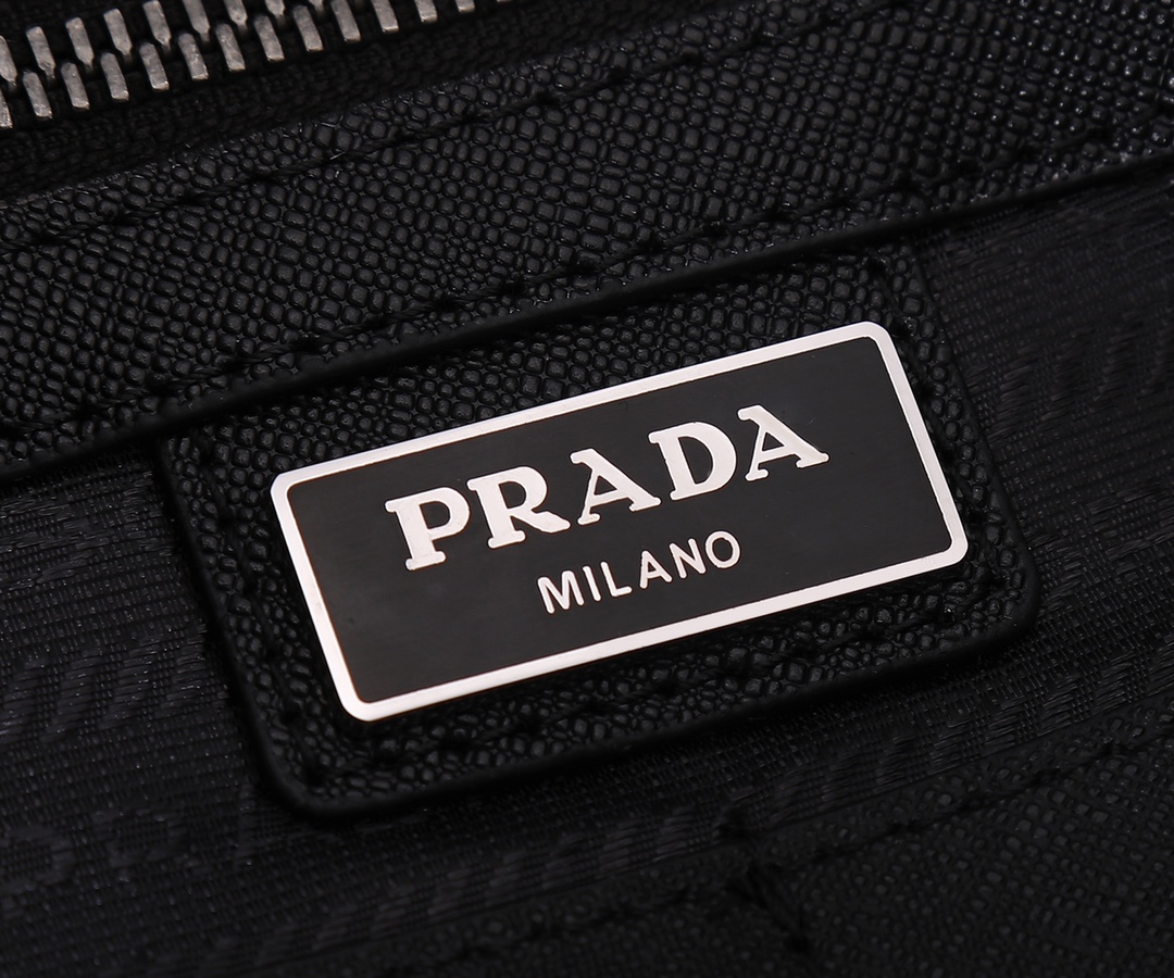 Prada 小号采用进口尼龙材质，Saffiano皮革饰边，拉丝金属五金配件，拉链式主隔层