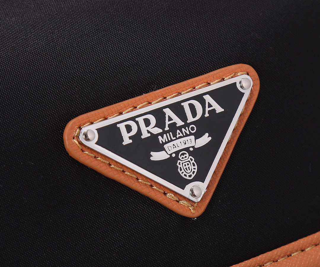 Prada 小号采用进口尼龙材质，Saffiano皮革饰边，拉丝金属五金配件，拉链式主隔层