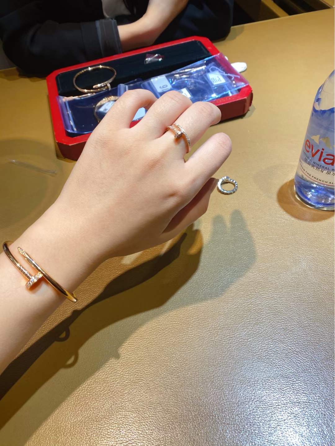 Cartier Cartier 玫瑰金 头尾钻钉子实心手镯
