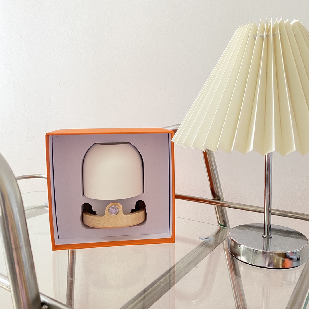 this Hermès classic candle lantern is paired with a matte-textured white - Comprehensive 2