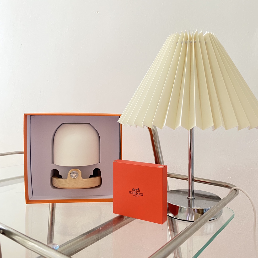 this Hermès classic candle lantern is paired with a matte-textured white - Comprehensive 3