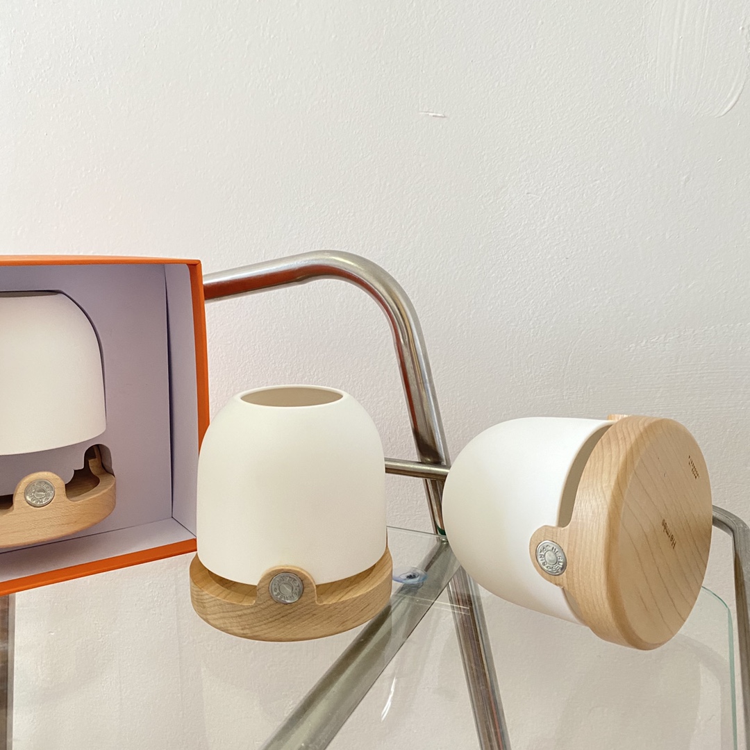 this Hermès classic candle lantern is paired with a matte-textured white - Comprehensive 9