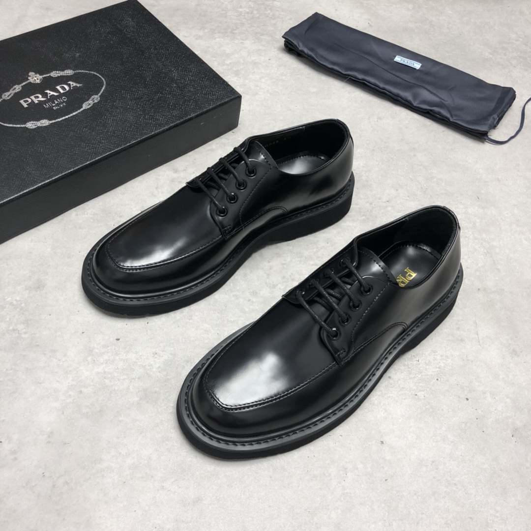 NO:270880,Prada/Prada thick-soled formal outfit shipped, the same style in the counter, those who know the goods should start quickly!  New men's casual leather shoes imported matte side beads, splicing seaming process, soft and comfortable, without wrinkles, Derby shoes are elegant and atmospheric, thickened and heavy industry, high quality and finest, instantly sold out all the currency in the market, standard gold standard cowhide foot pads, inner calfskin, thick rubber sole, wear-resistant, ultra-light material, extremely comfortable on foot, glossy, two styles of splicing lines are available, complete packaging, size 39-40-41-42-43 Leather shoe size, item number 2EG018 Line.,,prada,prada,cowhide19860909Prada/普拉达 厚底正装出货 专柜同款 懂货的赶紧下手！新款男士休闲皮鞋 进口雾面开边珠 拼接缝制工艺 柔软舒适不起皱褶 德比鞋型优雅大气 加厚重工打造 高品质精品 秒杀市场一切通货 标配金标牛皮垫脚 内里小牛皮 加厚橡胶材质底 经久耐磨 超轻材质 上脚舒适度极高 光面 拼接线条两种款式可选 包装齐全 尺码39-40-41-42-43 皮鞋尺码 货号2EG018 线条.,,prada,prada,cowhide,Men's shoes