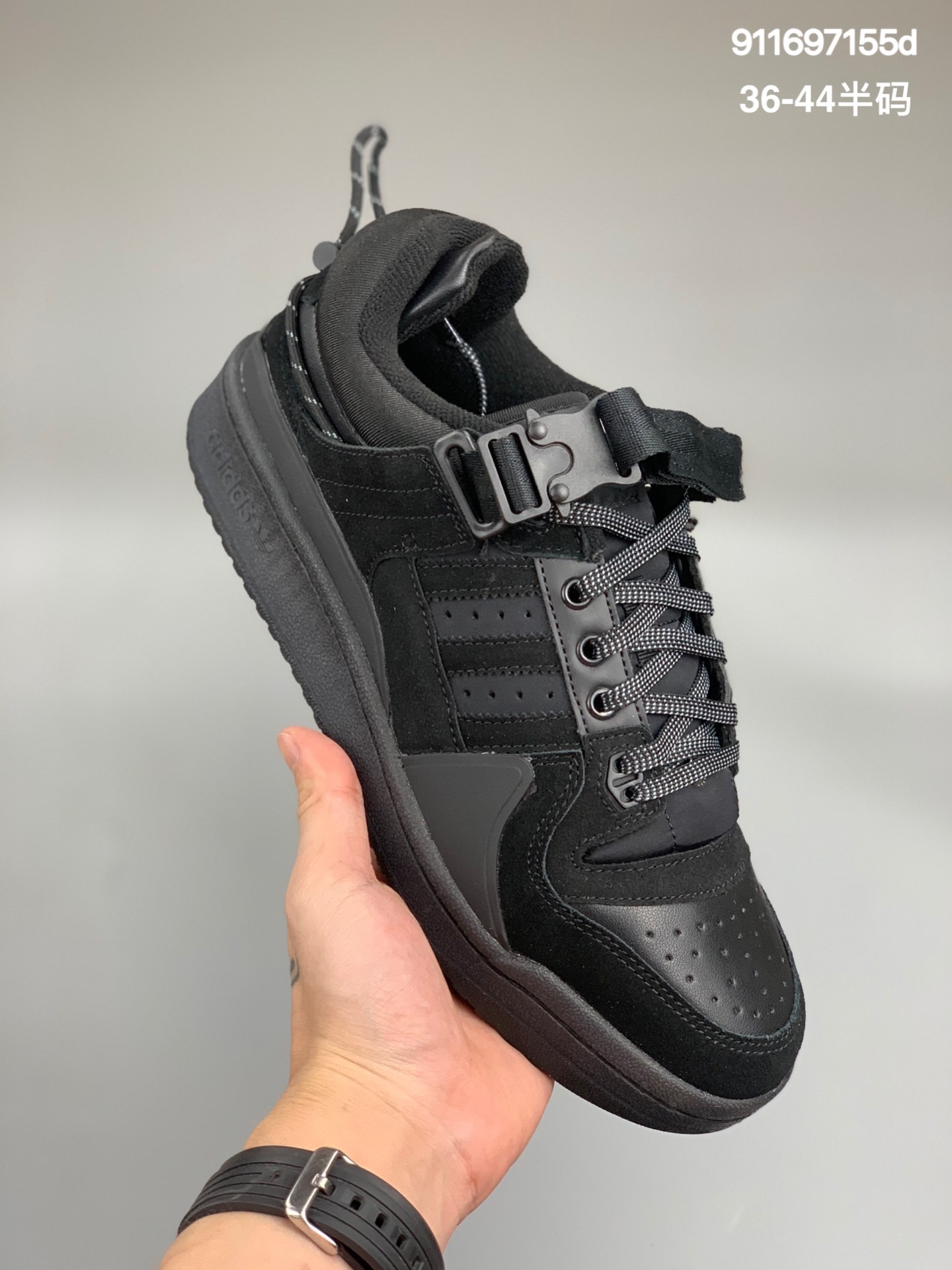 
阿迪达斯 Bad Bunny x Adidas Forum Buckle Low “Pink”“坏痞兔”联名新配色
阿迪达斯 Adidas BAD BUNNY FORUM 低帮百搭潮流休闲运动板鞋。以复古篮球鞋的外形为基础，采用皮革拼接，简约百搭，更加贴合舒适。中底内侧网格造型起到点睛之笔，外底橡胶，更显复古！ 货号:GW0266
尺码：36-44半码
编码:911697155d