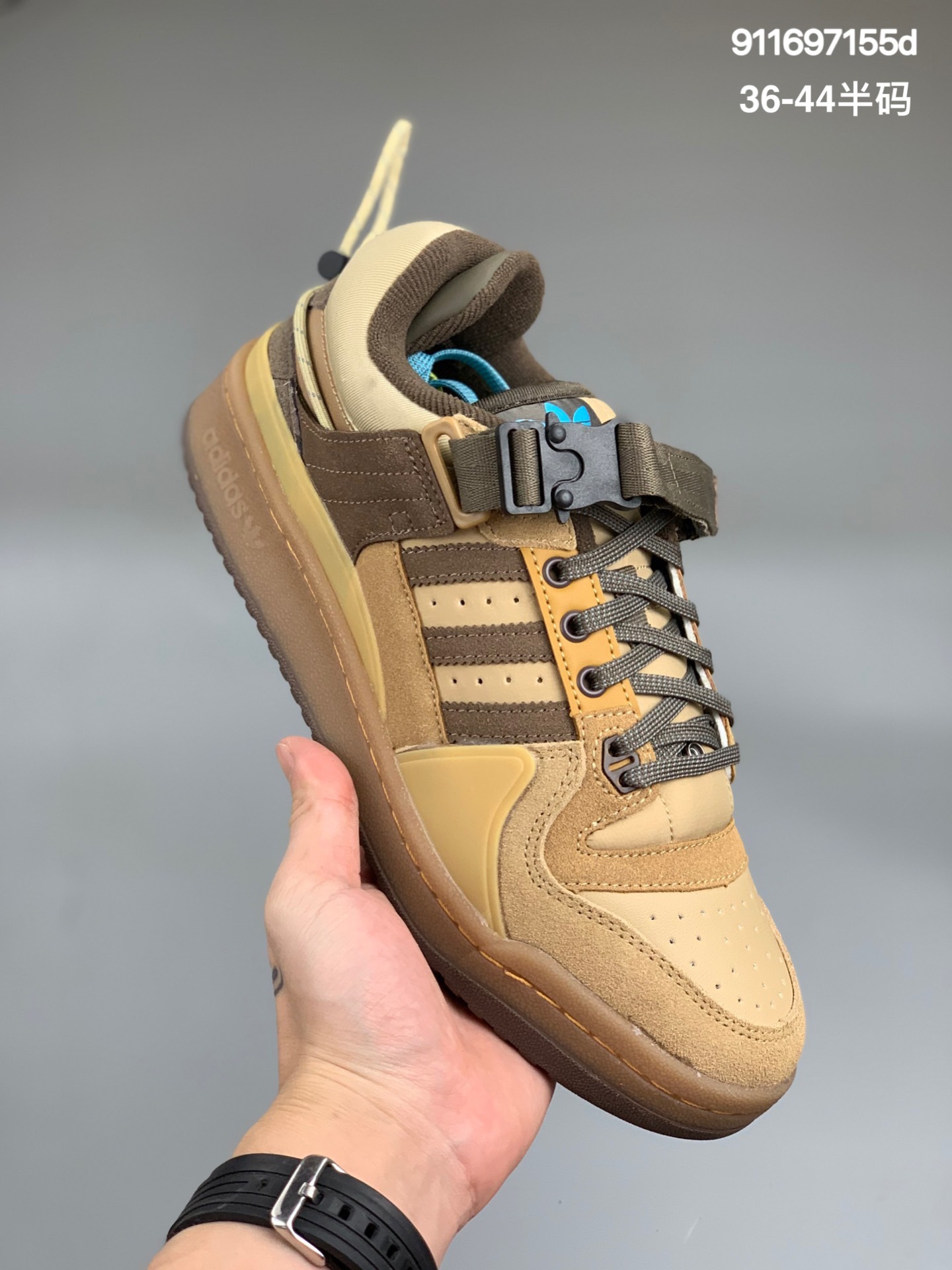 
阿迪达斯 Bad Bunny x Adidas Forum Buckle Low “Pink”“坏痞兔”联名新配色
阿迪达斯 Adidas BAD BUNNY FORUM 低帮百搭潮流休闲运动板鞋。以复古篮球鞋的外形为基础，采用皮革拼接，简约百搭，更加贴合舒适。中底内侧网格造型起到点睛之笔，外底橡胶，更显复古！ 货号:GW0266
尺码：36-44半码
编码:911697155d