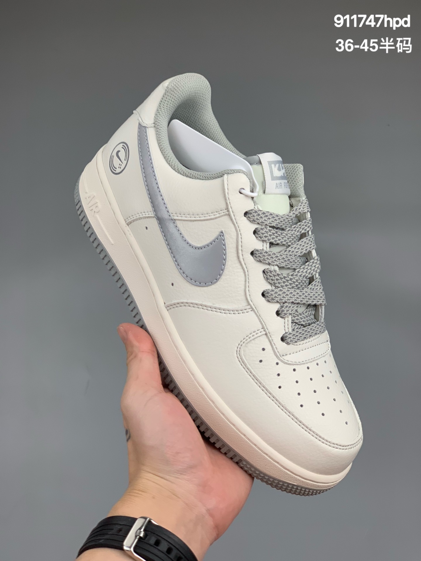 
美国纽约潮牌KITH限量发售 公司级 Kith×Nike Air Force 1 Low “NYC”米灰满天星 空军一号低帮休闲板鞋头成皮料 原盒原包装 3M反光 原楦原纸板 纯正版型 内置全掌气垫 货号：CH1808-006 
Size：36 36.5 37.5 38 38.5 39 40 40.5 41 42 42.5 43 44 44.5 45
编码:911747hpd