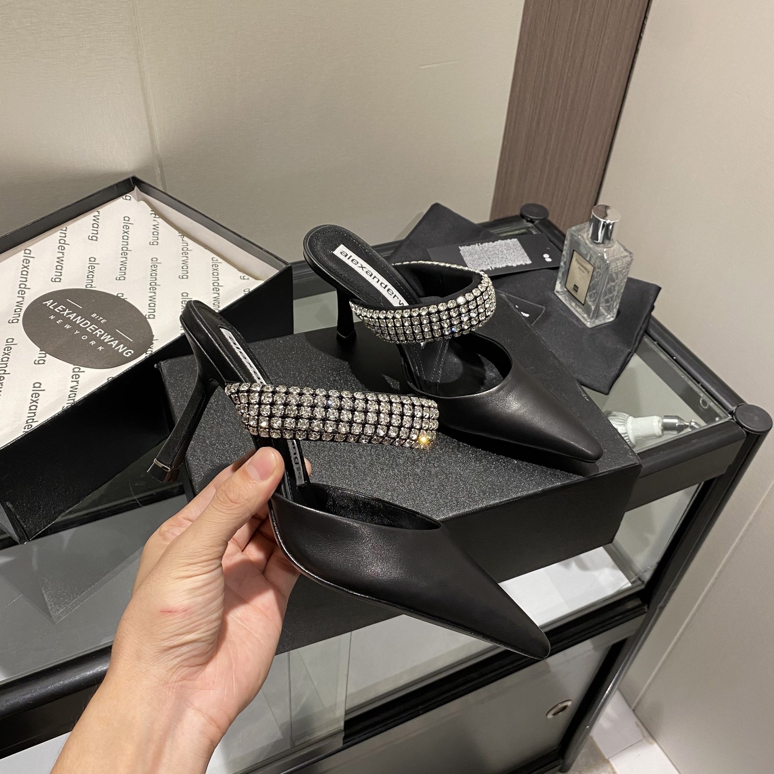 NO:229510,The latest hot-dragged version of the king!  Alexander Wang high heels for women, luxury products for women, Alexande* Wang original 1:1 material, the most popular elements, the best match with the most trendy high heels and drag   imported rhinestone queen!  The design of the small square tip, with rabbit fur to keep fashionable and warm, playful, lazy casual autumn and winter fur drag, giving a different feeling!  Fabric black leather, black cowhide, black silk, black satin, four colors imported sheepskin footbed imported sheepskin/imported rabbit fur, choose one of two, heel height 8cm, original imported dyed leather outsole, size 35-39 (34.40.41.42 can be customized), sandals, alexander wang, sandals, high heels, cowhide, sheepskin, real silk, silk fabric, Leather soles19860909大王 最新毛拖爆款！Alexander Wang亚历山大王高跟鞋女士奢侈品Alexande* Wang原版1:1的材料 最流行的元素 搭配最潮高跟拖 进口水钻女王的绝佳搭配！小方尖头的设计,加兔毛保时尚保暖又俏皮懒人休闲秋冬毛拖,穿出不一样的感觉！ 面料黑柒皮,黑牛皮,黑真丝,黑绸缎,四个颜色 内里进口羊皮 垫脚进口羊皮/进口兔毛,二选一 跟高8cm 鞋底原版进口透染真皮大底 码数35-39（34.40.41.42可定做）,凉鞋,alexander wang,sandals,high heels,cowhide,sheepskin,real silk,silk fabric,Leather soles,Women's Shoes