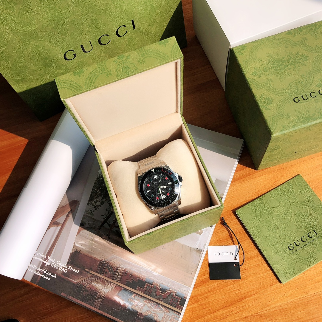批:700 原盒:30 古驰 Gucci 新款独家上市,石英男表!
或许你偏爱竞技运动,喜欢将没一次对决视作激情澎湃的冒险,如此有冲劲的性格需要有风格鲜明的腕表⌚️搭配,如Gucci Dive系列腕表,冷酷坚毅的精钢材质表链打造大气轮廓,黑色搭配经典红-绿表圈及表盘搭配品牌标志性元素时标,充满活力的同时兼富冒险精神,将运动风发挥到极致。防眩目蓝宝石玻璃,超强夜光,200m防水,316精钢表壳表带,表径~45mm,专柜10000➕,配全套绿色包装!自留、送礼最佳首选!
