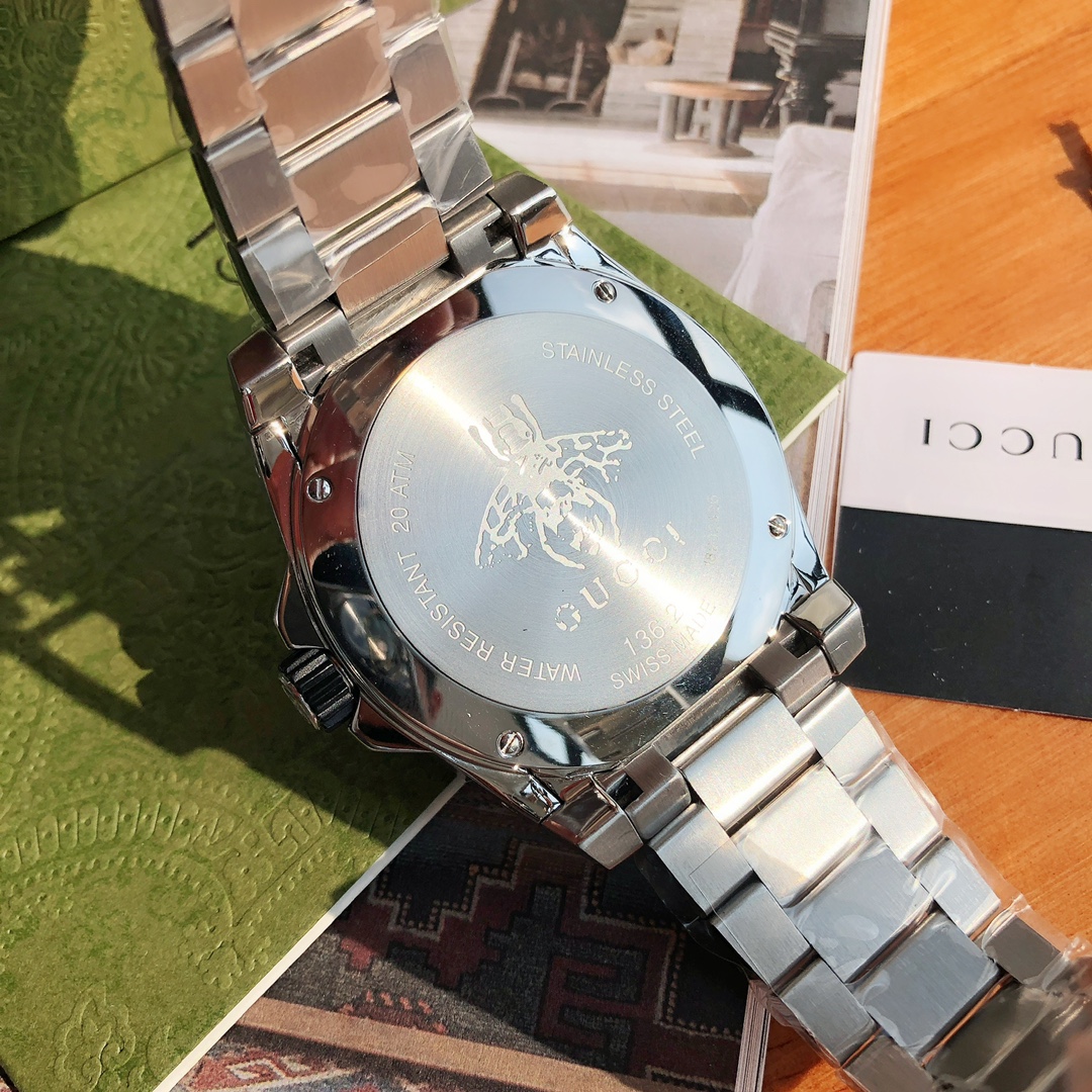 批:700 原盒:30 古驰 Gucci 新款独家上市,石英男表!
或许你偏爱竞技运动,喜欢将没一次对决视作激情澎湃的冒险,如此有冲劲的性格需要有风格鲜明的腕表⌚️搭配,如Gucci Dive系列腕表,冷酷坚毅的精钢材质表链打造大气轮廓,黑色搭配经典红-绿表圈及表盘搭配品牌标志性元素时标,充满活力的同时兼富冒险精神,将运动风发挥到极致。防眩目蓝宝石玻璃,超强夜光,200m防水,316精钢表壳表带,表径~45mm,专柜10000➕,配全套绿色包装!自留、送礼最佳首选!