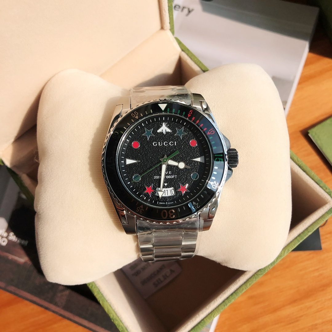 批:700 原盒:30 古驰 Gucci 新款独家上市,石英男表!
或许你偏爱竞技运动,喜欢将没一次对决视作激情澎湃的冒险,如此有冲劲的性格需要有风格鲜明的腕表⌚️搭配,如Gucci Dive系列腕表,冷酷坚毅的精钢材质表链打造大气轮廓,黑色搭配经典红-绿表圈及表盘搭配品牌标志性元素时标,充满活力的同时兼富冒险精神,将运动风发挥到极致。防眩目蓝宝石玻璃,超强夜光,200m防水,316精钢表壳表带,表径~45mm,专柜10000➕,配全套绿色包装!自留、送礼最佳首选!