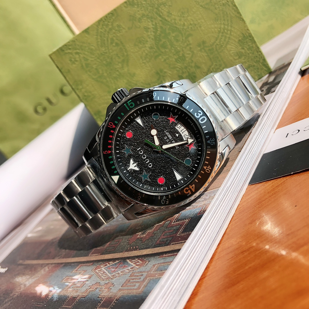 批:700 原盒:30 古驰 Gucci 新款独家上市,石英男表!
或许你偏爱竞技运动,喜欢将没一次对决视作激情澎湃的冒险,如此有冲劲的性格需要有风格鲜明的腕表⌚️搭配,如Gucci Dive系列腕表,冷酷坚毅的精钢材质表链打造大气轮廓,黑色搭配经典红-绿表圈及表盘搭配品牌标志性元素时标,充满活力的同时兼富冒险精神,将运动风发挥到极致。防眩目蓝宝石玻璃,超强夜光,200m防水,316精钢表壳表带,表径~45mm,专柜10000➕,配全套绿色包装!自留、送礼最佳首选!