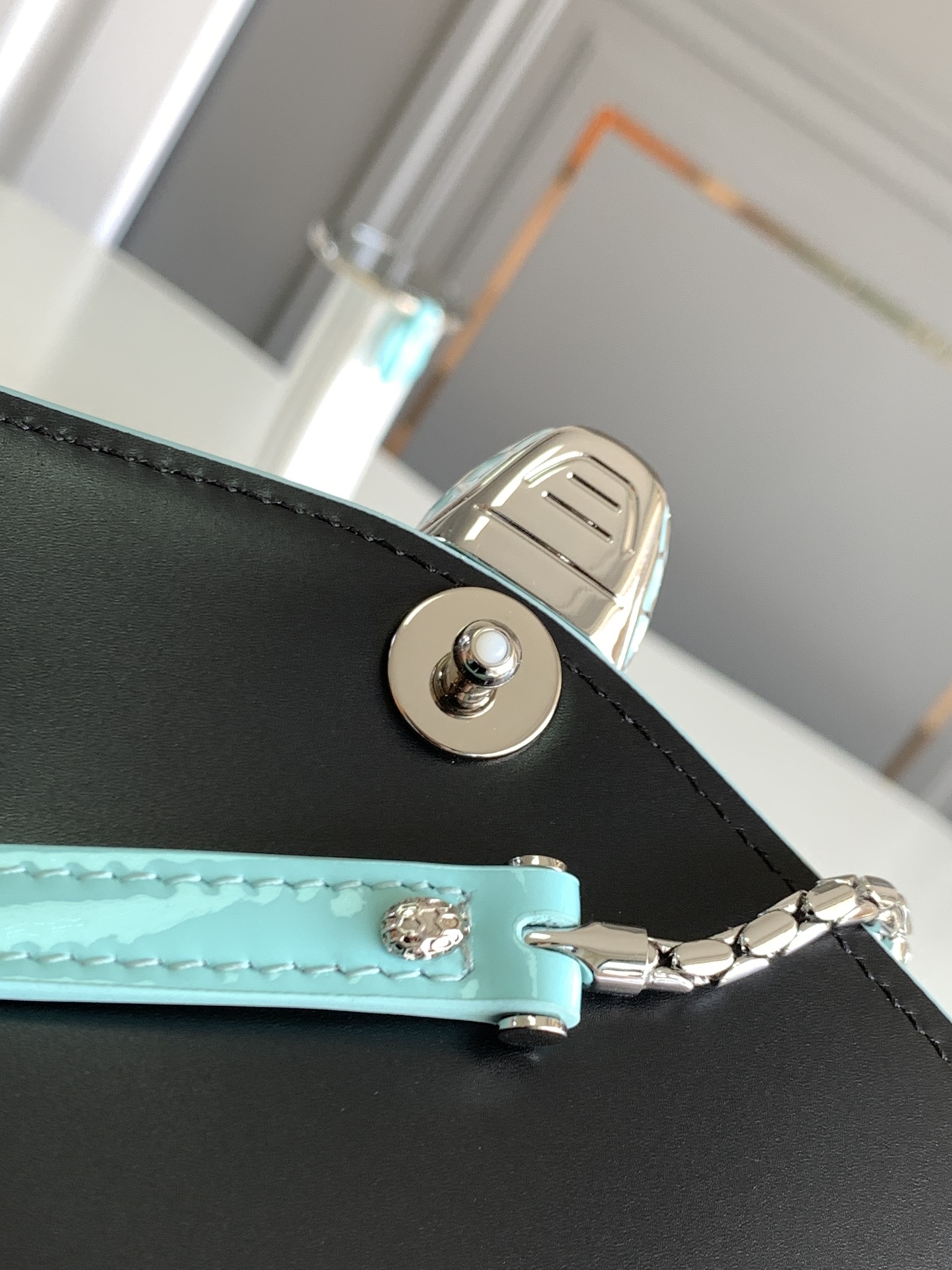 BVLGARI宝格丽湖水蓝小牛皮材质Serpenti Forever系列手提斜挎包