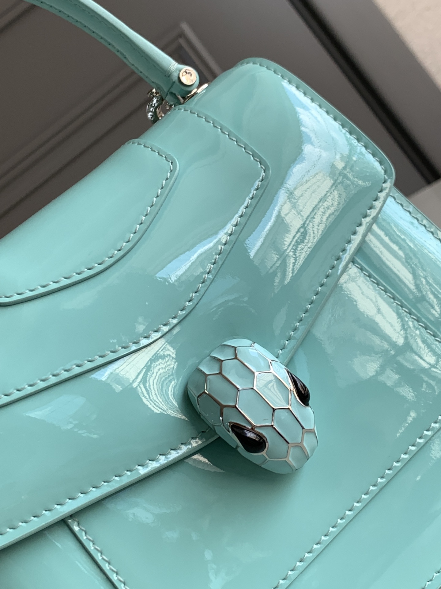 BVLGARI宝格丽湖水蓝小牛皮材质Serpenti Forever系列手提斜挎包