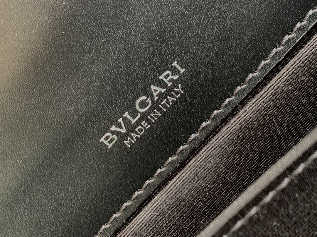 BVLGARI宝格丽湖水蓝小牛皮材质Serpenti Forever系列手提斜挎包