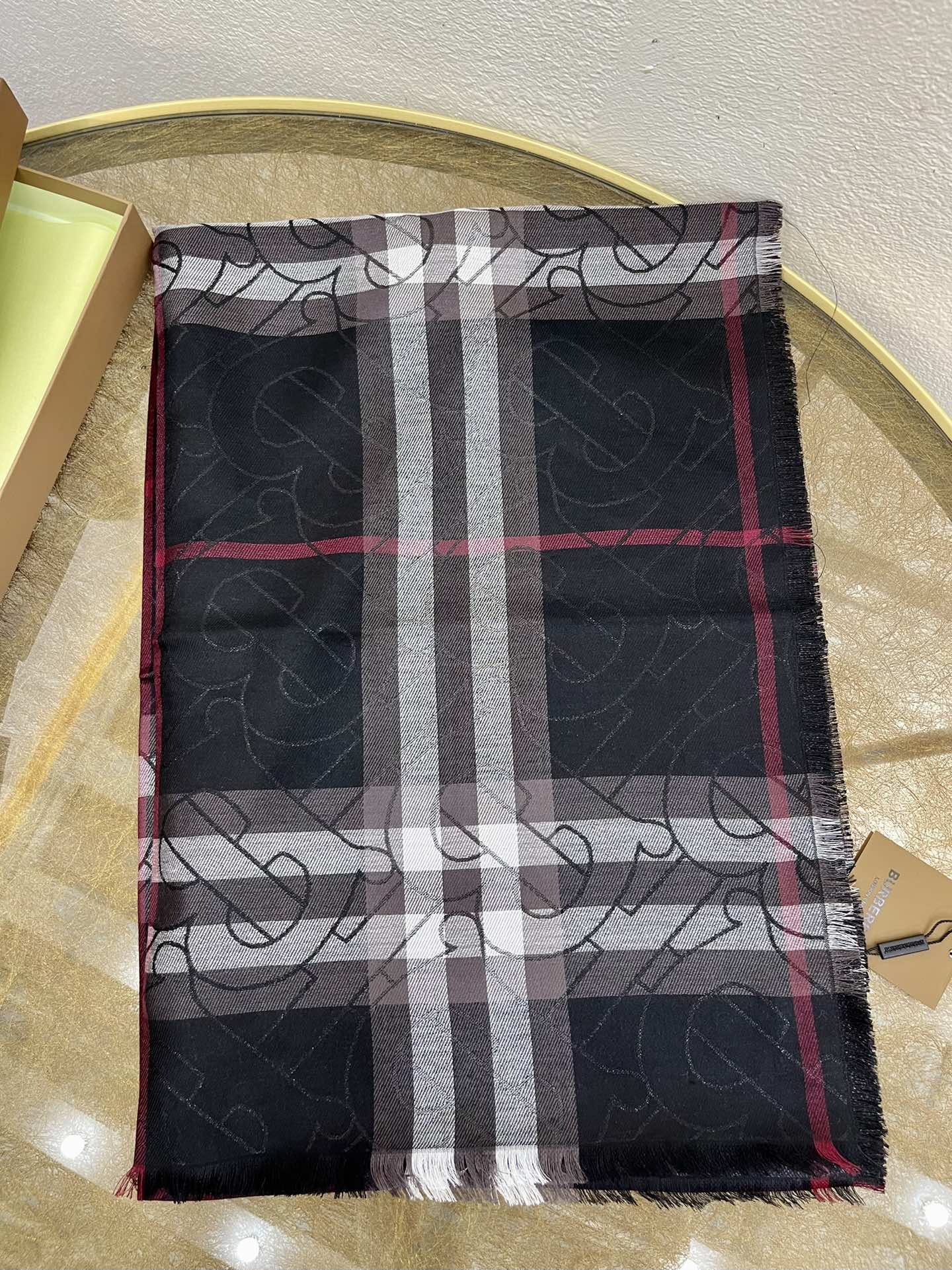 Burberry巴宝莉金属感专属标识制格纹围巾