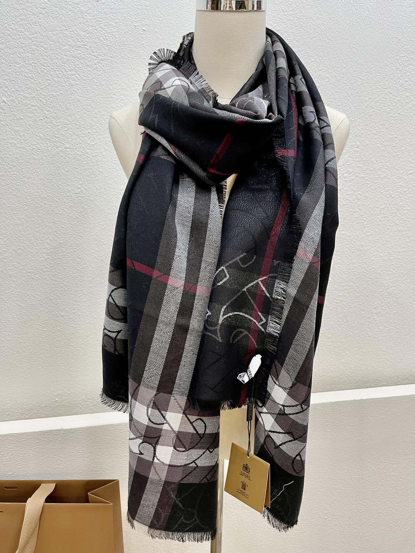 Burberry巴宝莉金属感专属标识制格纹围巾