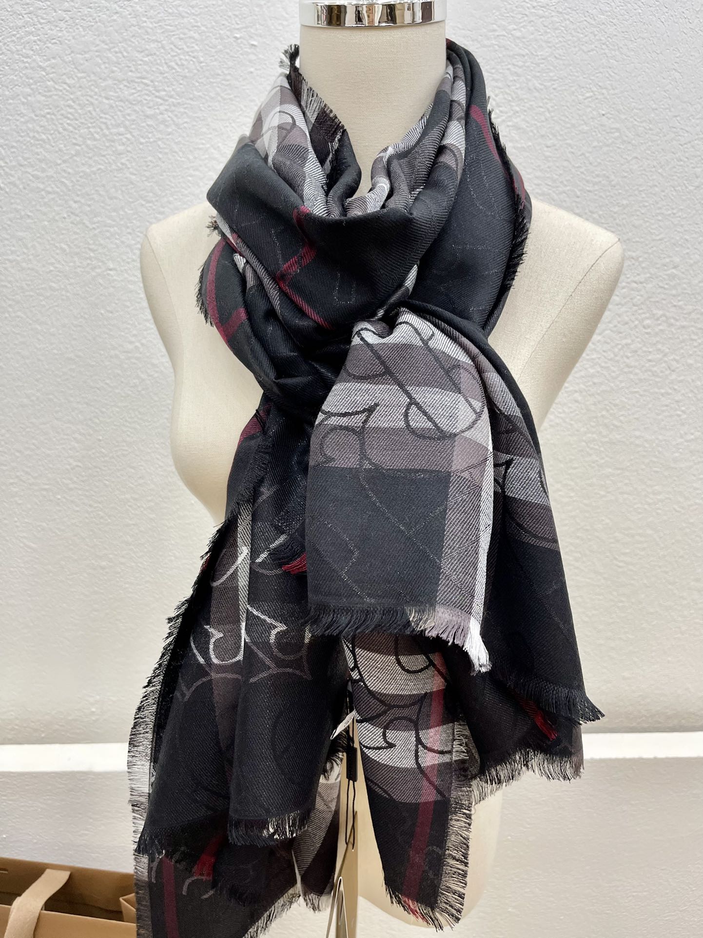 Burberry巴宝莉金属感专属标识制格纹围巾