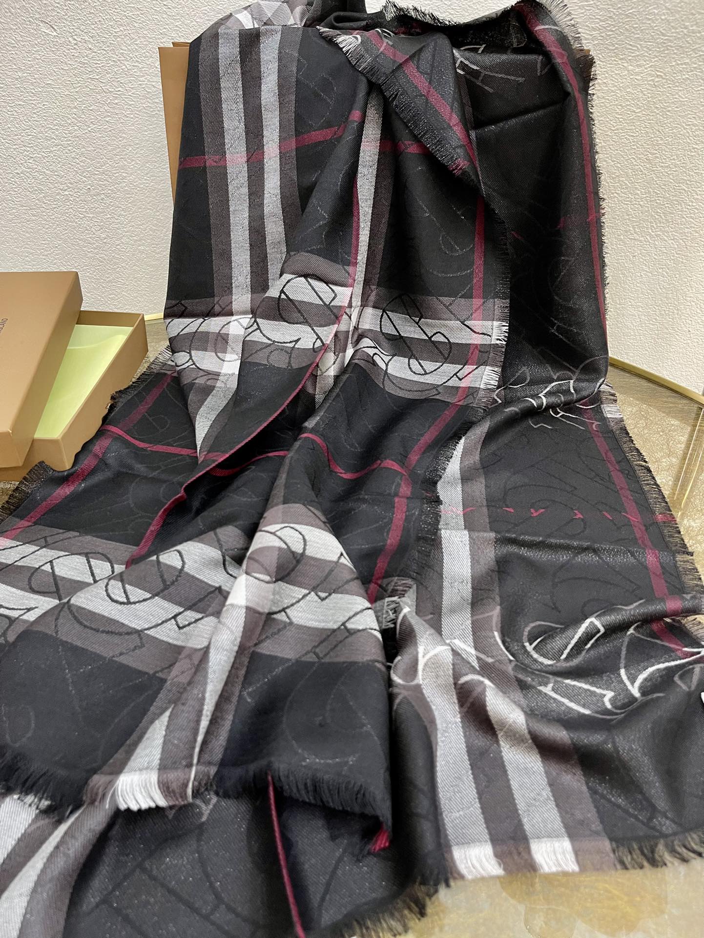 Burberry巴宝莉金属感专属标识制格纹围巾