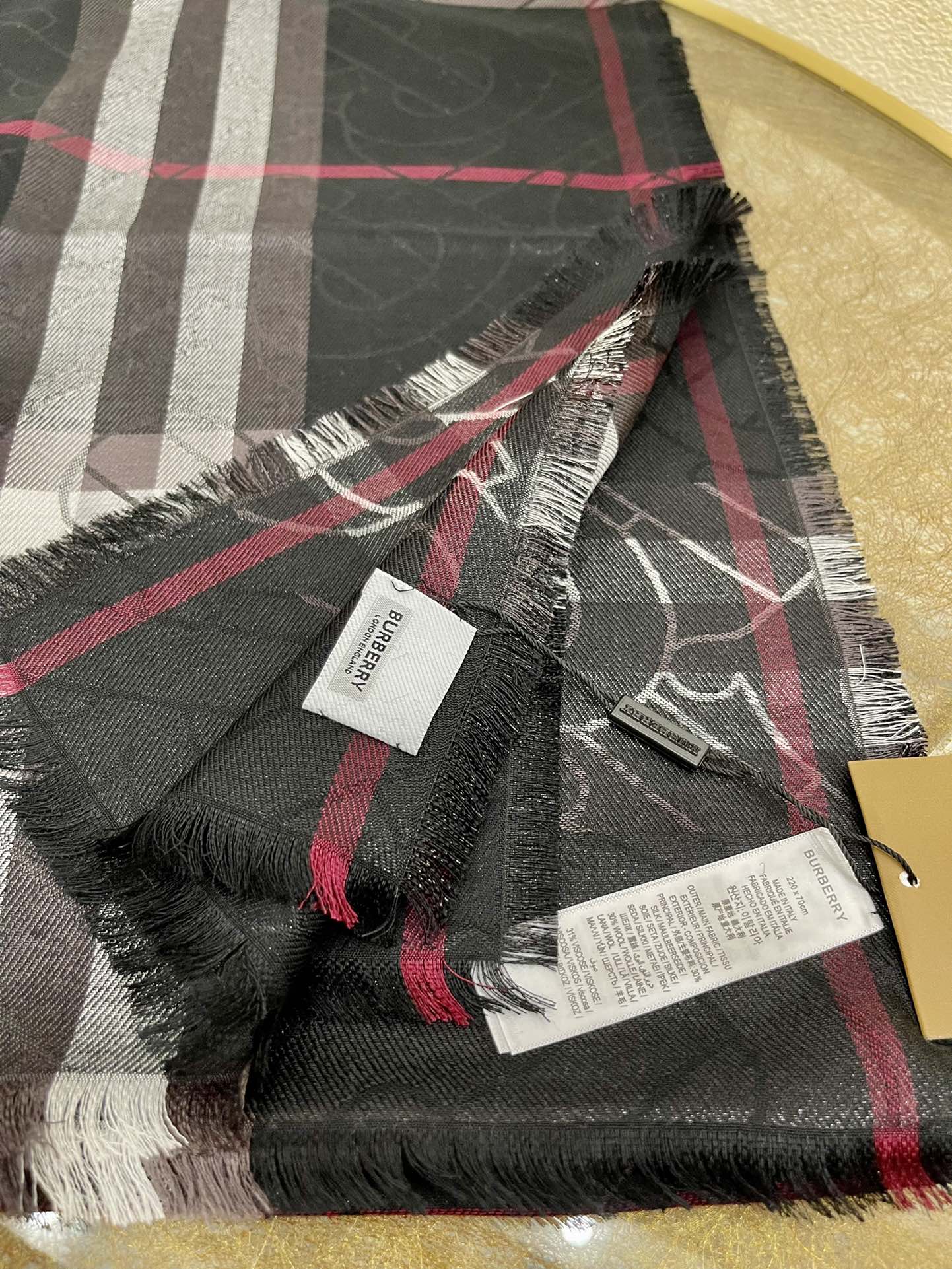 Burberry巴宝莉金属感专属标识制格纹围巾