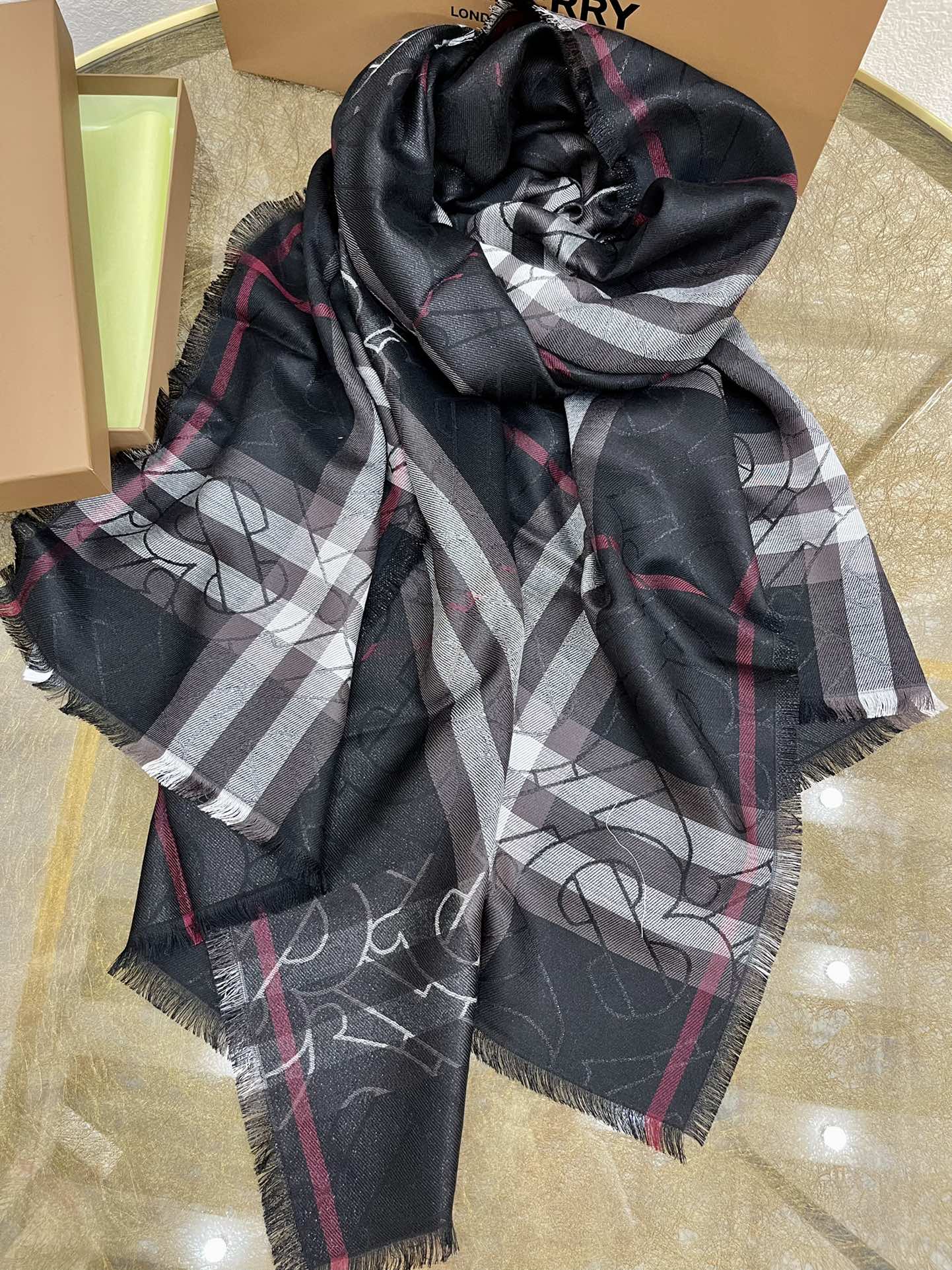 Burberry巴宝莉金属感专属标识制格纹围巾