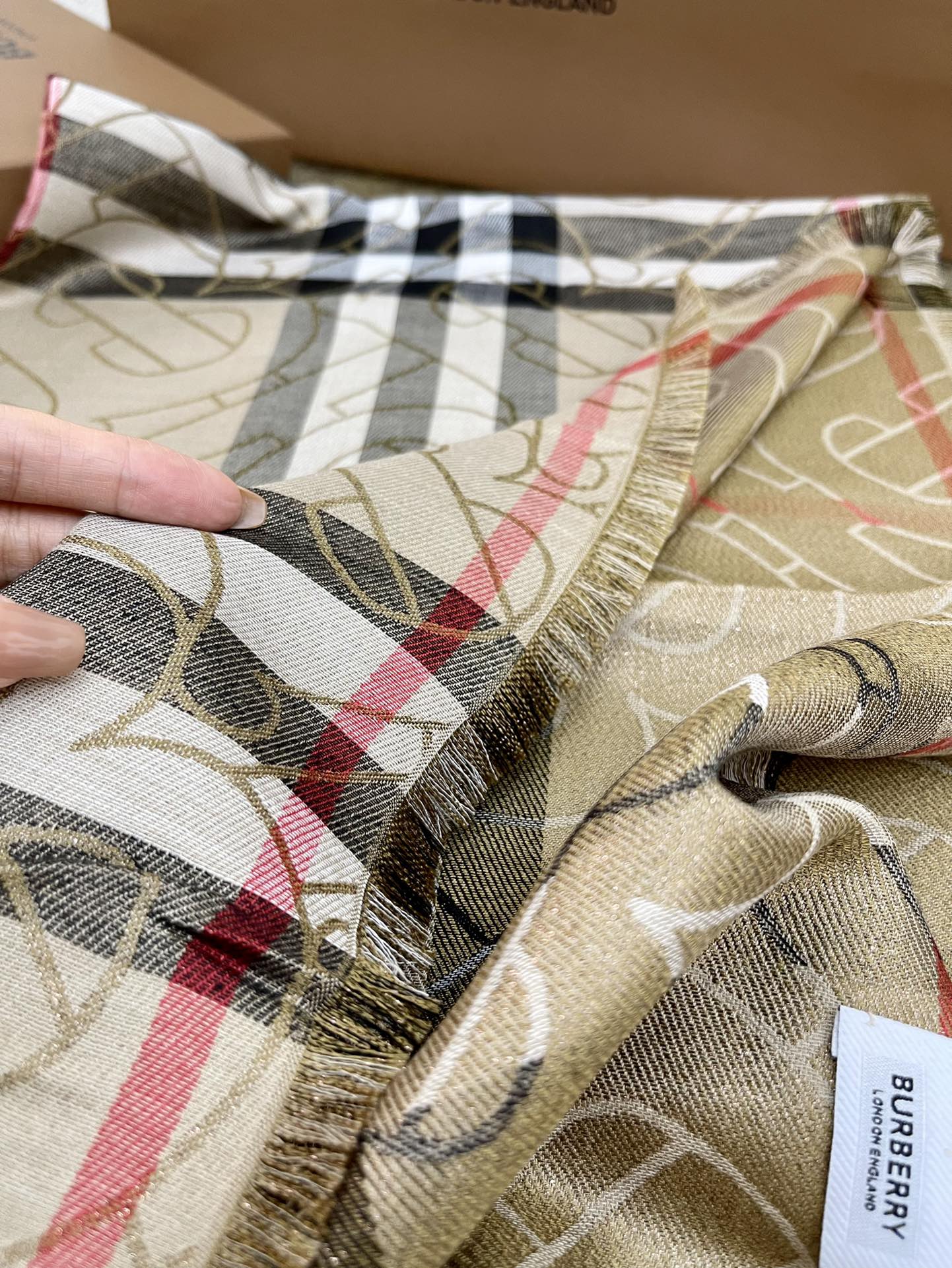 Burberry巴宝莉金属感专属标识制格纹围巾