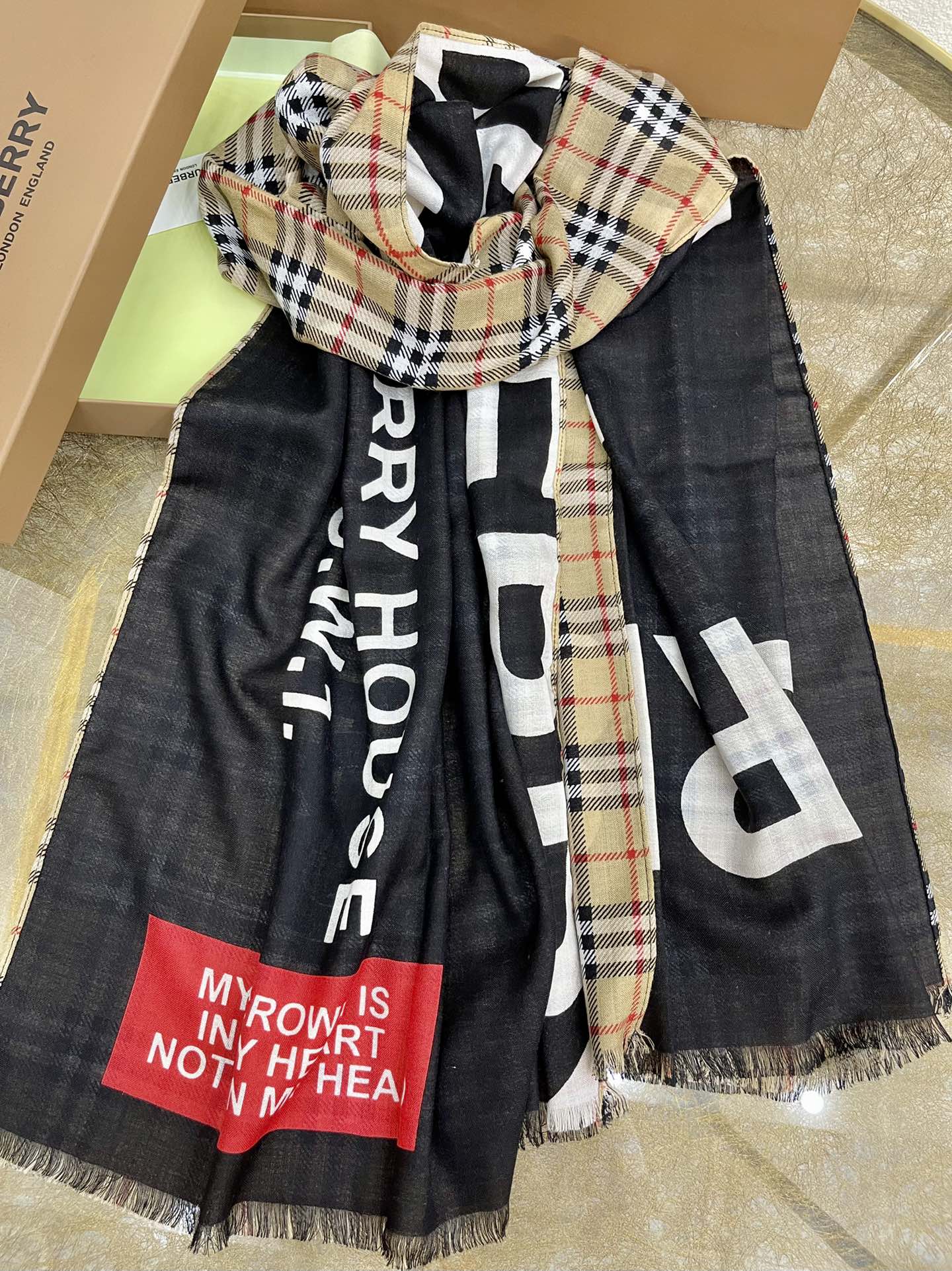 Burberry巴宝莉双面羊绒长围巾