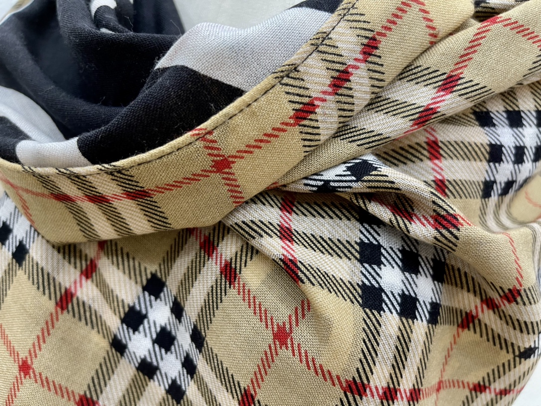 Burberry巴宝莉双面羊绒长围巾