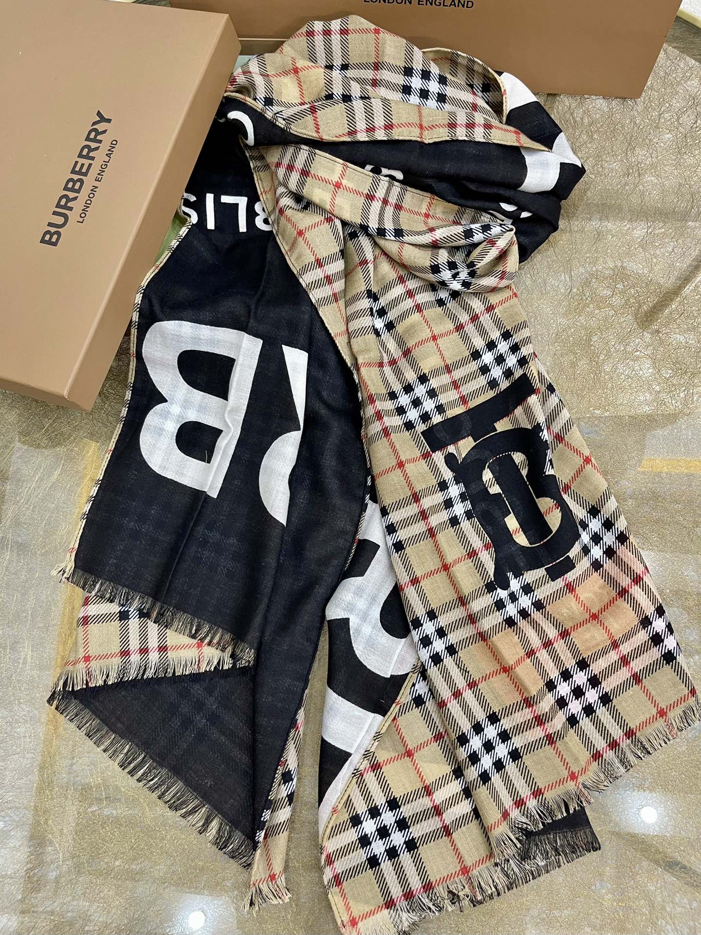 Burberry巴宝莉双面羊绒长围巾