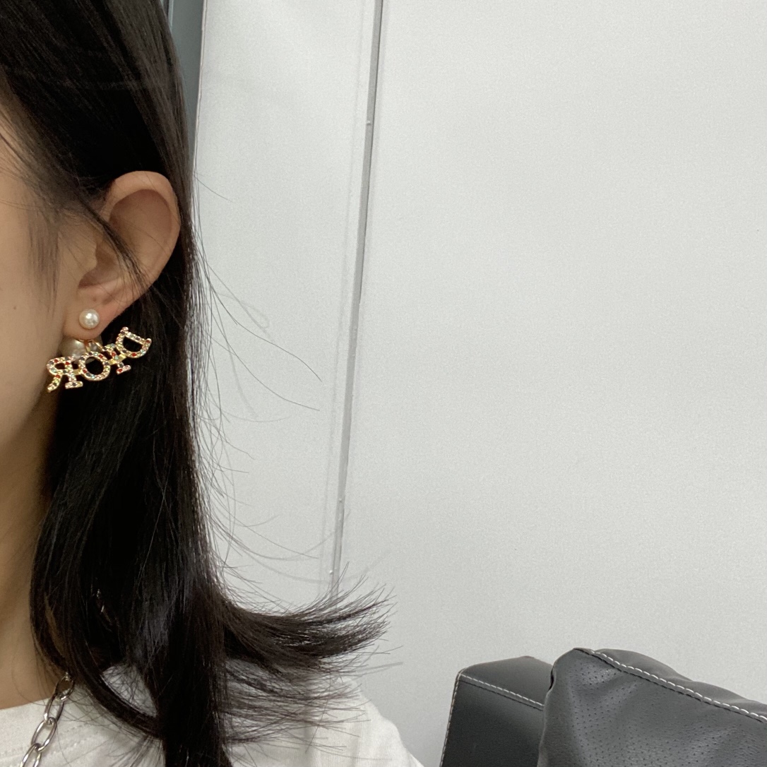 NO:101014,Di#or Counter CD Earrings Dior This year, it is popular to blend hand-carved retro metal on pearls with soft tones to create a mysterious literary style. Get it so that you are also a flattering little fairy, Dior earrings, dior, dior19860909Di#or 迪奥 专柜CD 耳钉 Dior 今年流行在色调柔和的珍珠上融合手工雕刻的复古金属营造一种神秘的文艺范儿,Get到你也是讨人喜欢的小仙女,Dior耳钉,dior,dior,Jewelry