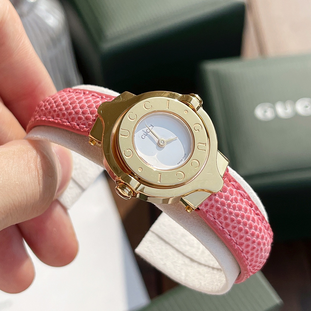 NO:146188,Comment: Time is at your heart—Gucci  The vintage women's watch has been very retro in recent years, both clothing, shoes and watches are particularly popular. The vintage series Gucci women's watch has been sold out in various medieval stores in Osaka, Japan, and the popularity can be imagined. So it took more than a year to collect early lizard skins and some accessories to install the watch. The difficulty can be imagined. The biggest highlight of this watch is that it is a watch on one side and a bracelet on the other side. Both sides can be flipped and worn. Both sides are very eye-catching. The seemingly simple style also exudes charming charm, just like a very expensive and elegant antique, recording classics and years. Compared to those popular models that can't be bought even if you can't buy them, retro is definitely your first choice. There is no need to worry about bringing them out and it is necessary to buy them. Girls who like retro style must enter. It will be difficult for buyers to buy this one in the future!  Don't miss it!  Note that we matched it with the early original Gucci green watch box, not the current white box, so don’t worry about giving gifts!  ,gucci,bracelet19860909批:时光随心——Gucci vintage女表这几年复古风吹的好大,无论是服装鞋子还是手表都特别受欢迎.而这款vintage系列的Gucci女表已经在日本大阪各个中古店全部卖断货,火爆程度可想而知,所以开始到处收罗早期的蜥蜴皮,和一些配件花了一年多的时间才把成表装出来,难度可想而知.这款手表最大的亮点就是它一面是手表,另外一面可以做手镯,两面可以翻转佩戴,双面都很吸睛,看似简单的款式却也散发着迷人的魅力,就像一个好贵而淡雅的古董,记录着经典与岁月.比起那些挤破头也买不到的爆款,复古绝对是你的首选,完全不用担心带出去会撞款,喜欢复古风的姑娘们一定要入,以后找买手都很难买到这款啦！不要错过！注意我们搭配的是早期的原厂Gucci绿色表盒,不是当下的白色盒,送礼完全不用担心哒！,,gucci,bracelet,Watch