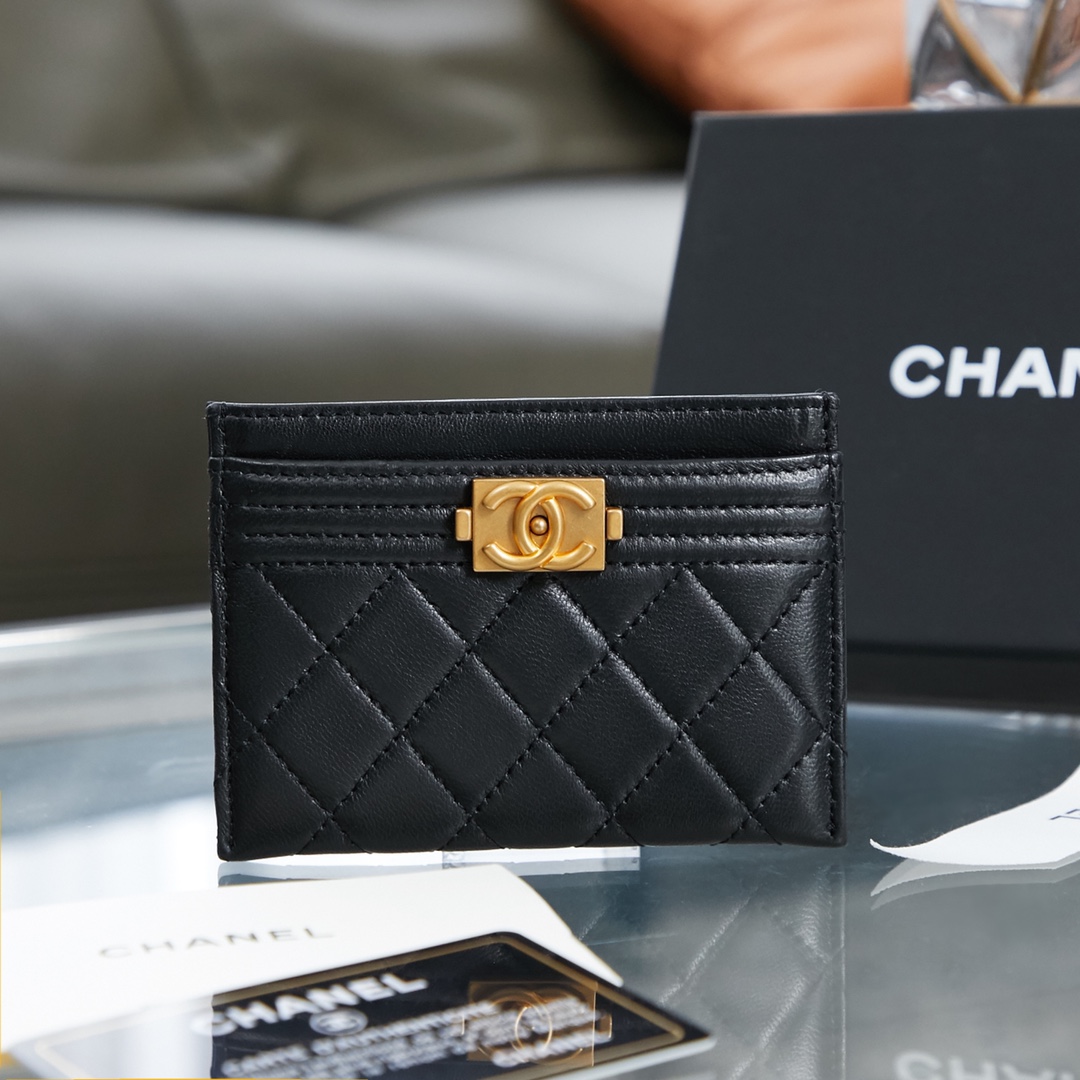 NO:184514,Double Eleven Special Offer, Grandma Xiang’s classic leboy card bag, the smallest and most exquisite small card bag, recommended small items on daily trip, can be equipped with about 10 cards, and the capacity can be said to be very nice. Recommended index A84431～0 Reference size 7.5/11/0.5cm, special price instant kill19860909双十一特惠 香奶奶经典leboy卡包,最最最小巧精致的一款小卡包,日常出门力荐小单品,大概能装10张卡片,容量可以说很nice. 推荐指数 A84431～0 参考尺寸7.5/11/0.5cm,特价秒杀,Bag