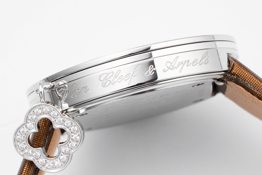 Van Cleef & Arpels 梵克雅宝 的设计特色︰佩带后更显灵动美态 表壳一端的小环系上钻石幸运吊饰 调皮中显雍容